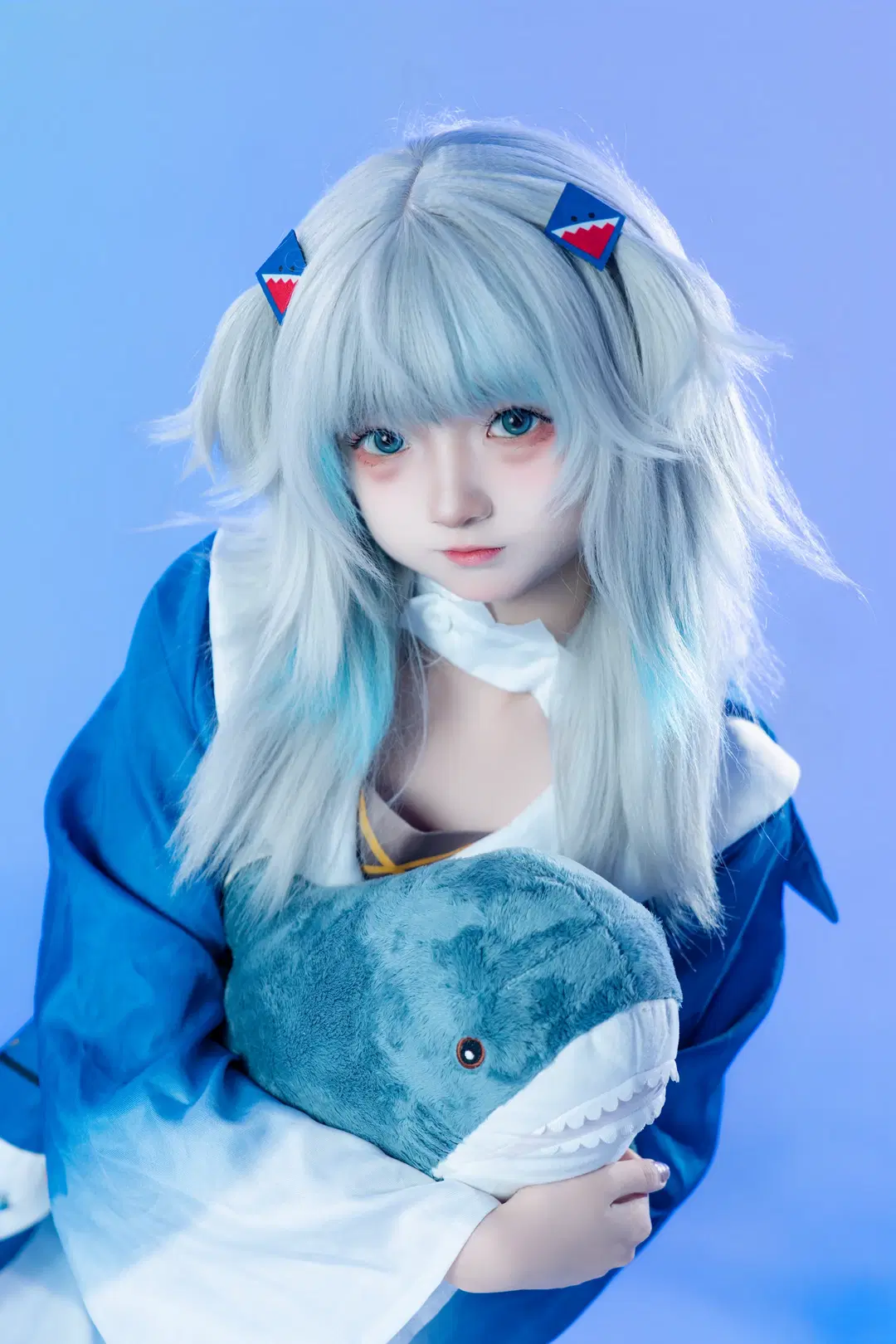 Gura cosplay: The Collision of Japanese-Style Blue Aesthetics and Shark Plushies by 乌龙茶茶 - Image 5