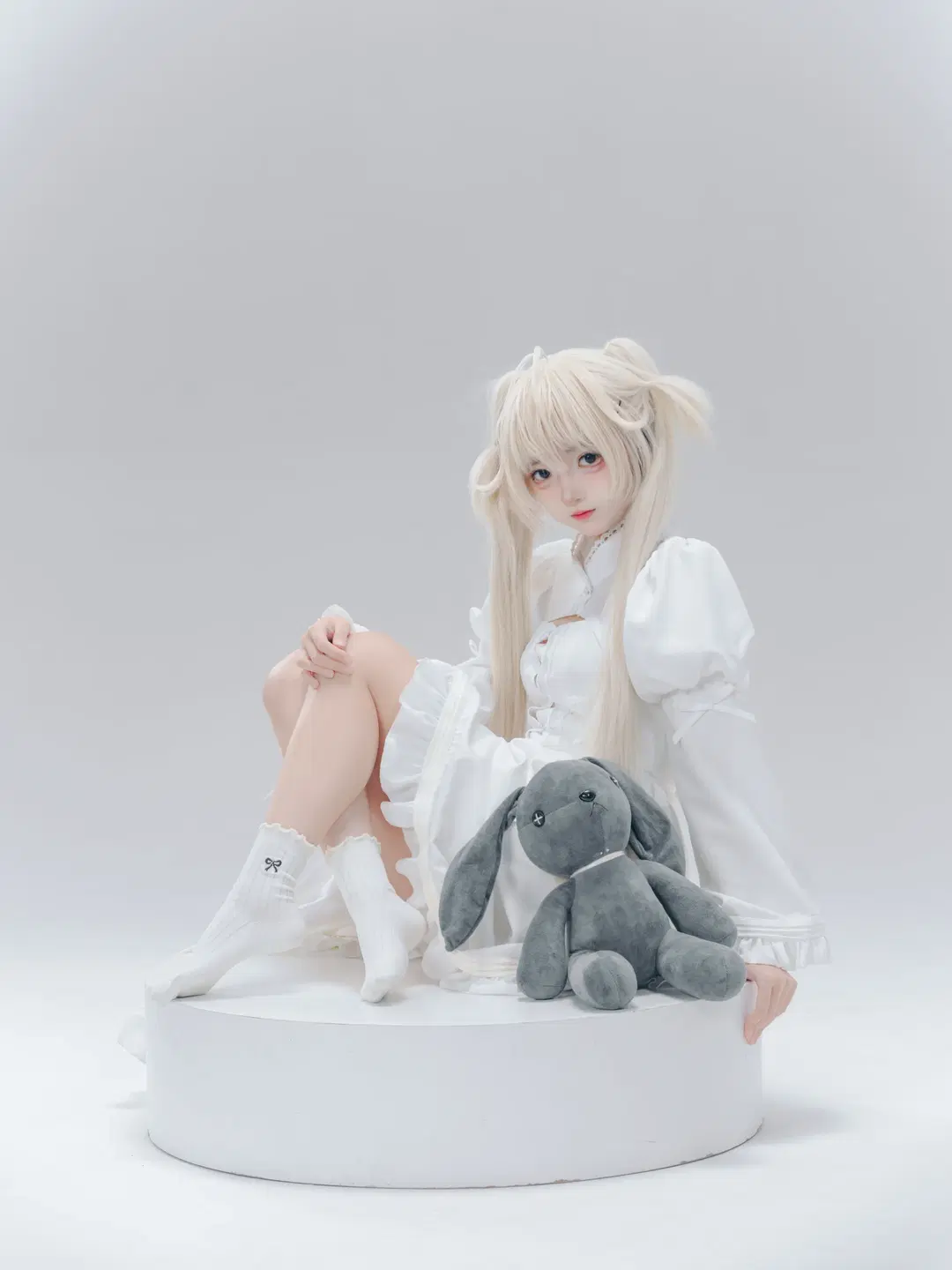 穹妹cos, 白毛双马尾, 二次元写真, 白色洋装, 人偶感妆容