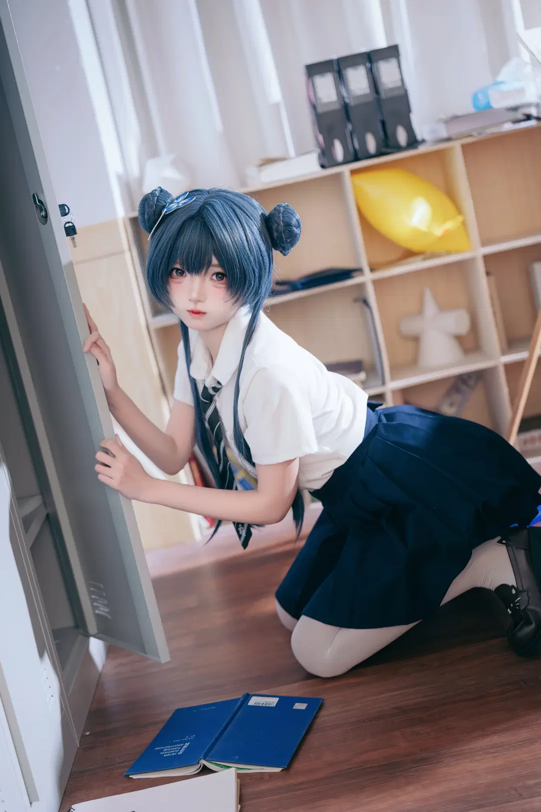 【キサキ コスプレ】『アズールレーン』静謐な教室に佇む青髪ツインテールの2次元少女 - 乌龙茶茶 - 3枚目