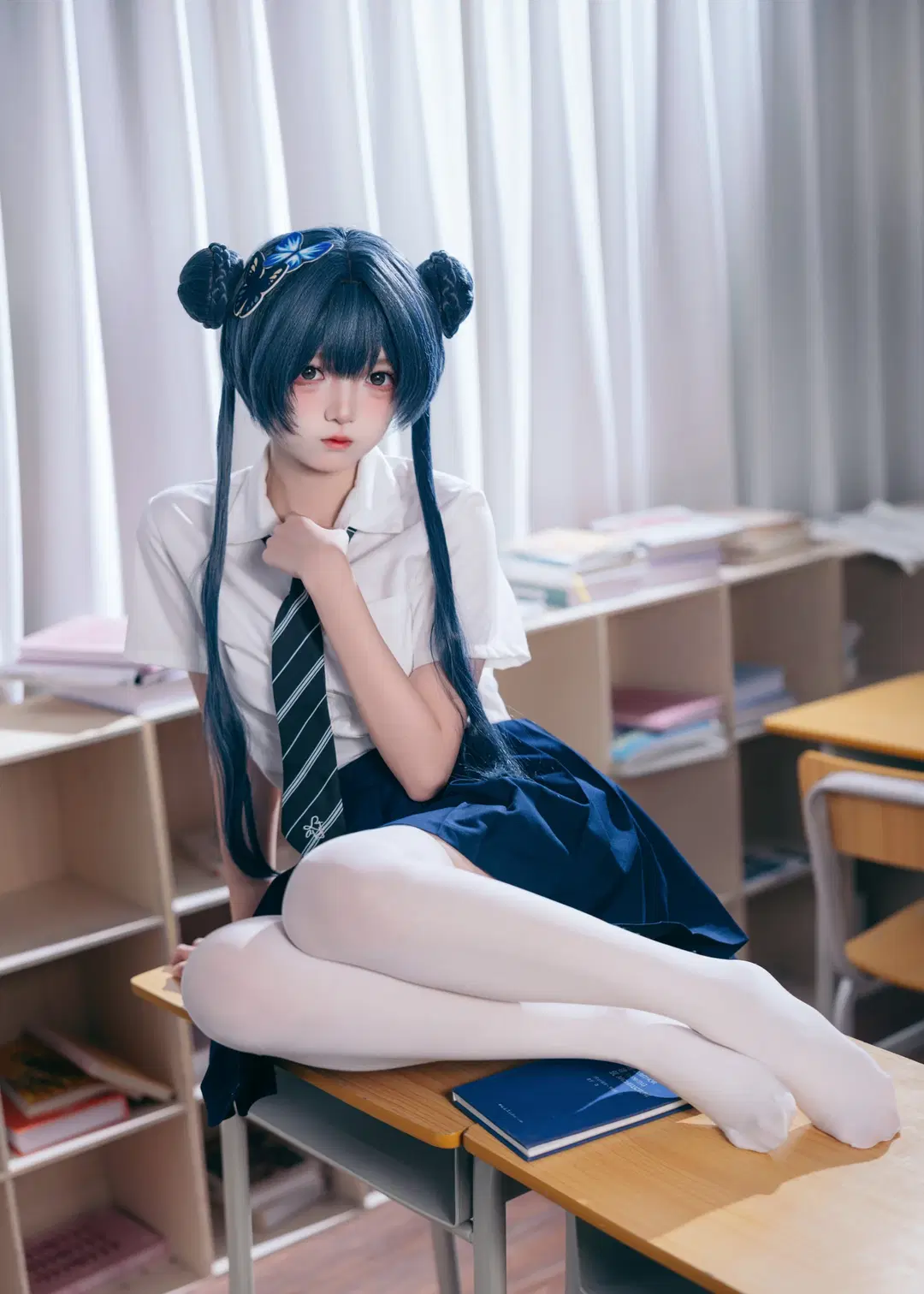 【キサキ コスプレ】『アズールレーン』静謐な教室に佇む青髪ツインテールの2次元少女 - 乌龙茶茶 - 5枚目