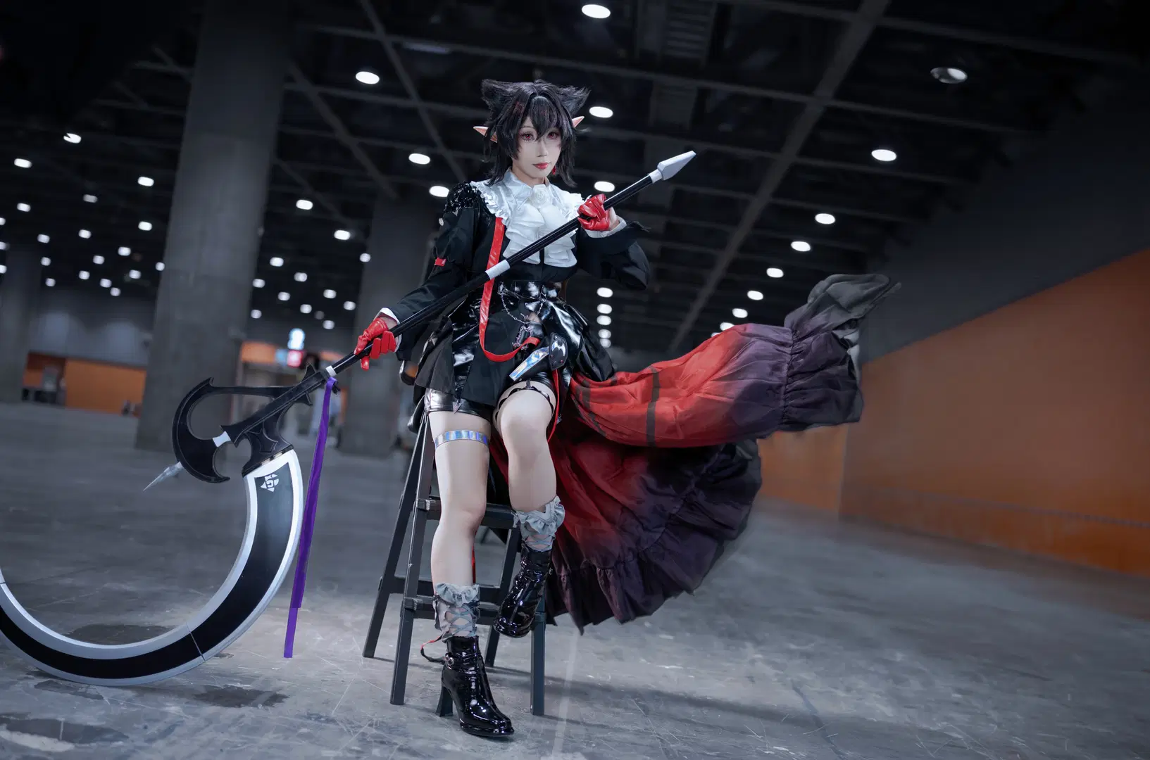 【隱德萊希cos】明日方舟隱德萊希場照，巨型鐮刀與黑紅裙襬的張力