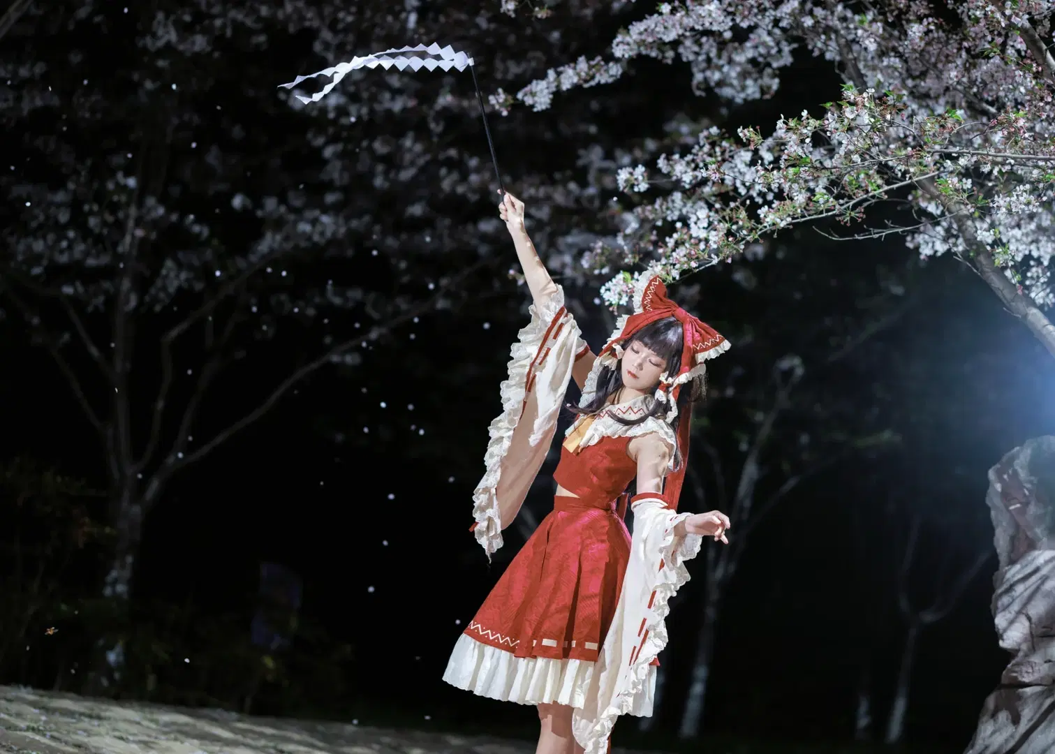 【博丽灵梦cos】夜樱绽放，东方Project的巫女正片 - 秦渊w - 第2张