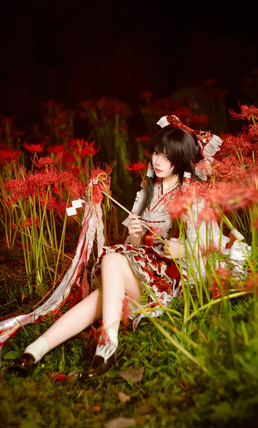 【博丽灵梦cos】赤色花海中的东方project巫女二设 - 另一个岁岁 - 第6张