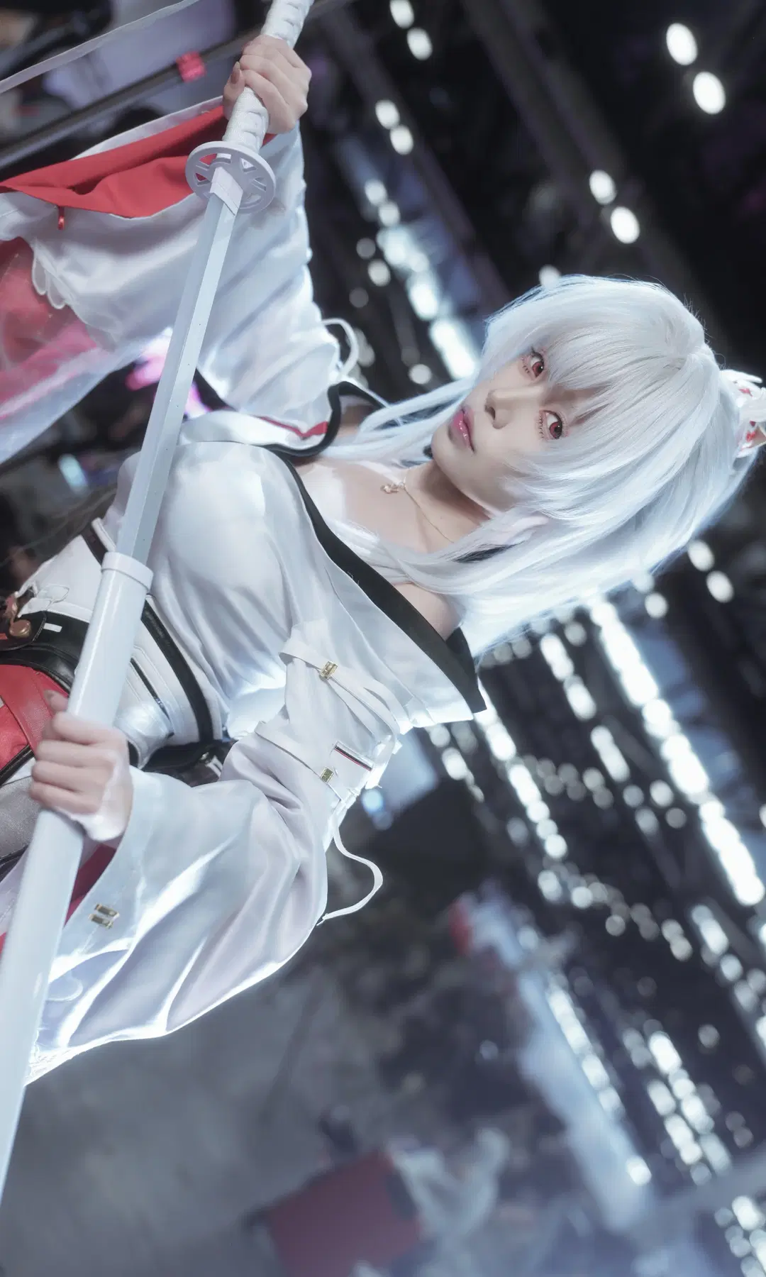 【绯雪 コスプレ】『鳴潮』緋雪のイベント速報：ハイスリットの深紅ドレスと白髪の長刀 - 蓝桥desu - 2枚目