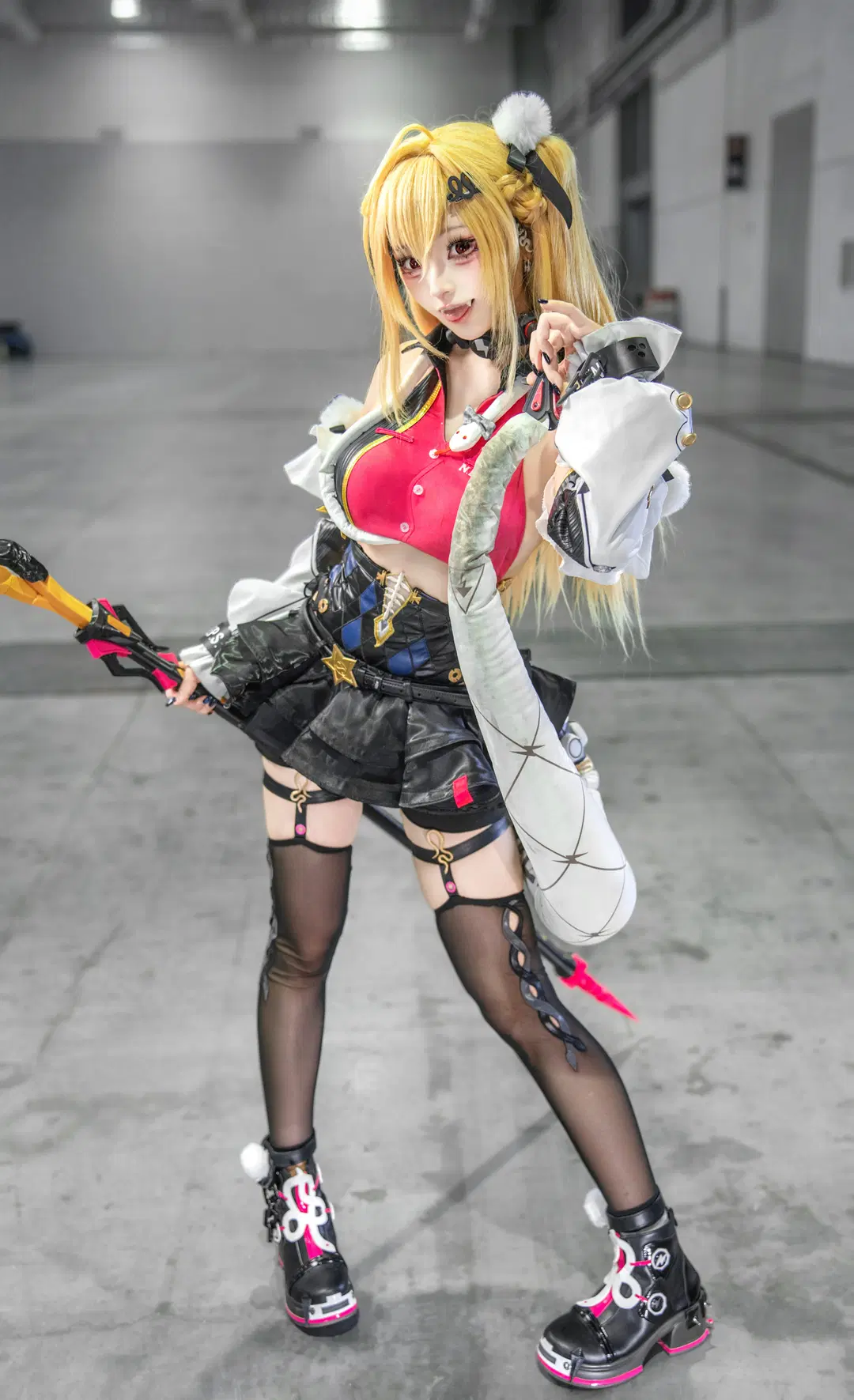 Zenless Zone Zero Convention Photo Share: Pairing Details of Red-and-Black Leather Skirt with Black Stockings by 北鸢 - Image 2