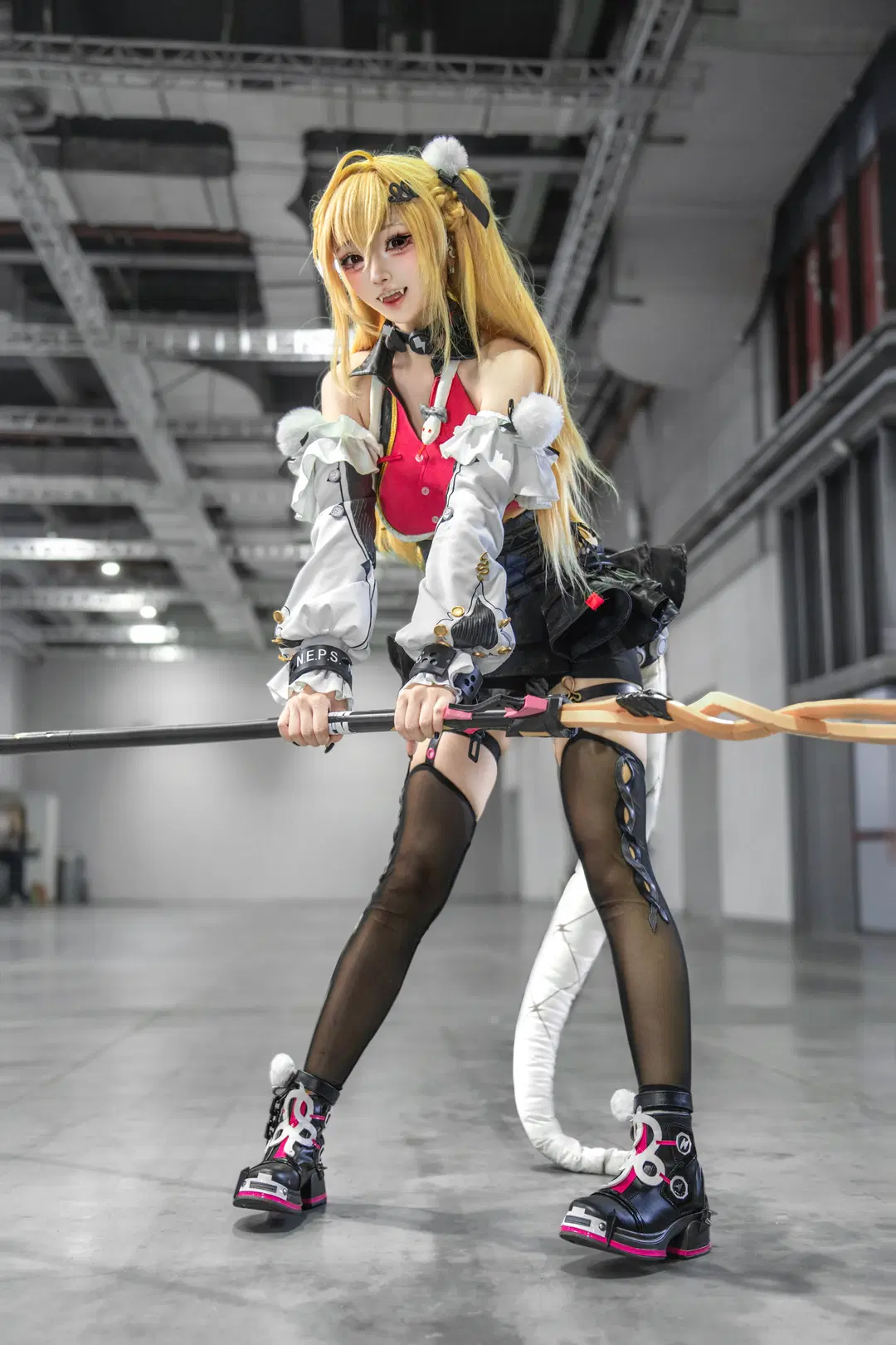 Zenless Zone Zero Convention Photo Share: Pairing Details of Red-and-Black Leather Skirt with Black Stockings by 北鸢 - Image 4