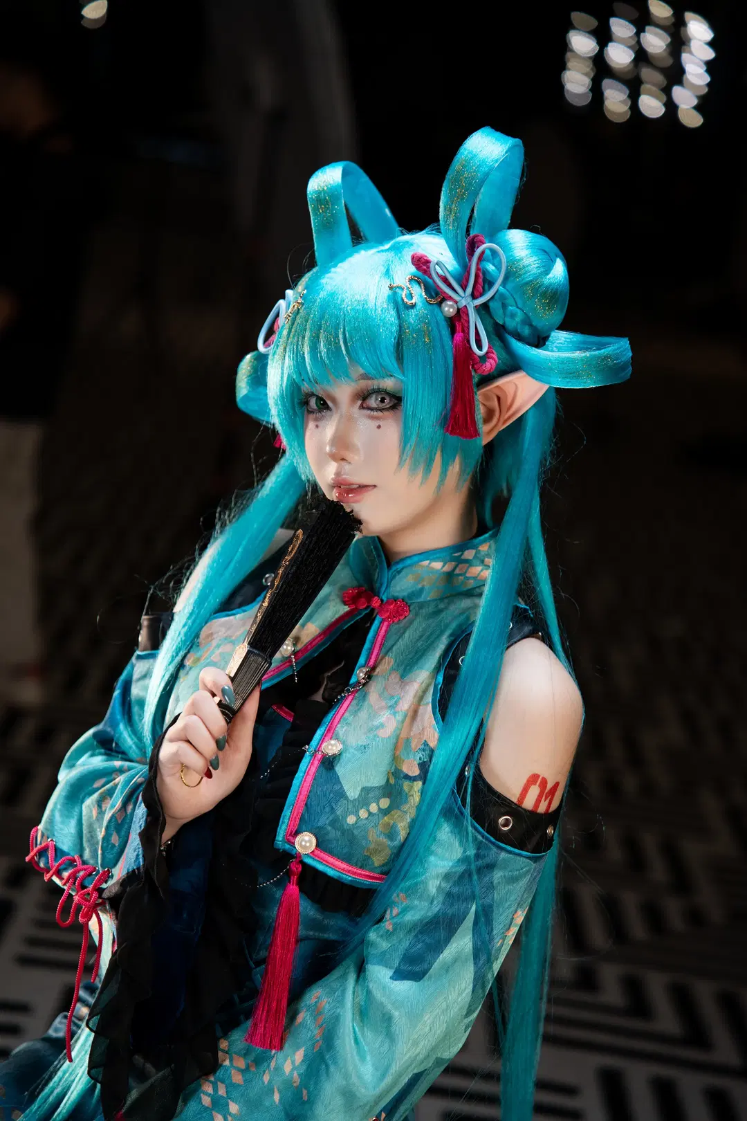 [Hatsune Miku cosplay] Year of the Snake Qipao Meets Elf ears: A Chinese-Style Collision by 小小波罗崽 - Image 2