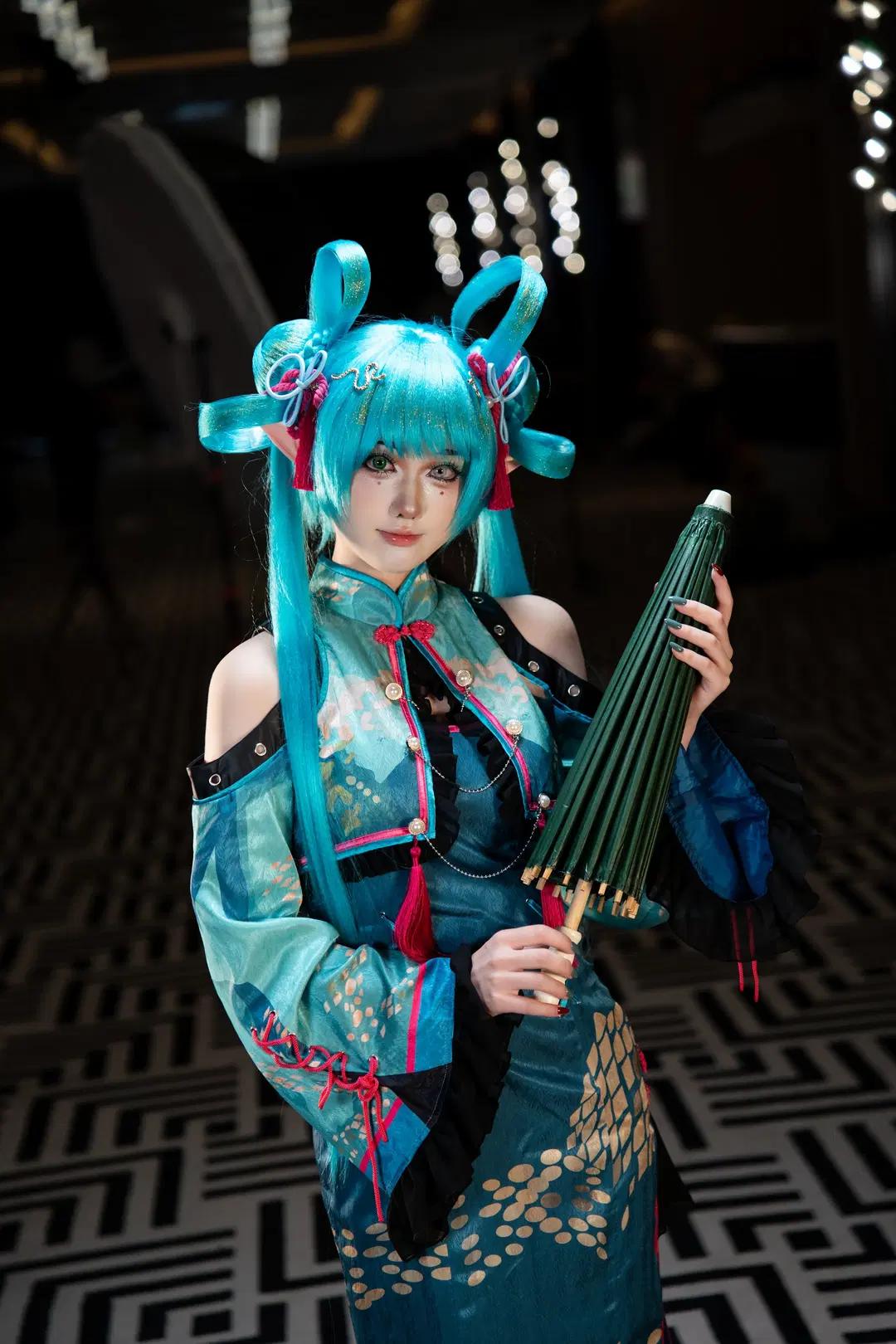 [Hatsune Miku cosplay] Year of the Snake Qipao Meets Elf ears: A Chinese-Style Collision by 小小波罗崽 - Image 3