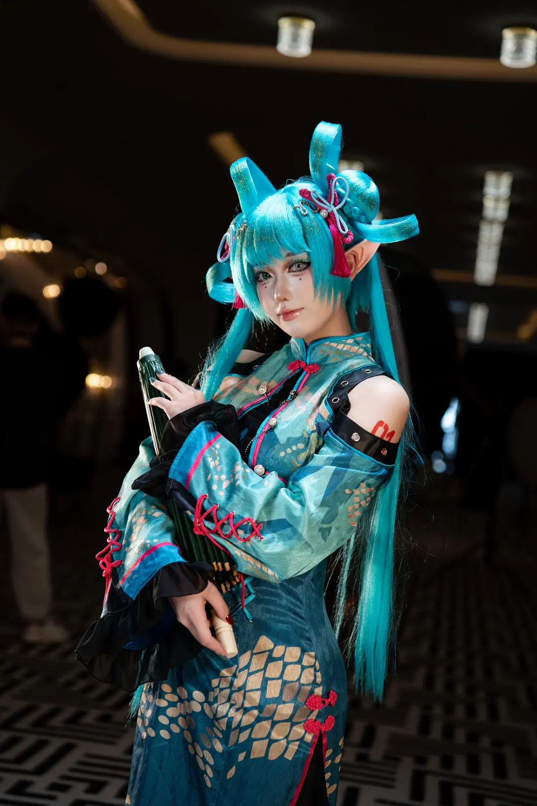 [Hatsune Miku cosplay] Year of the Snake Qipao Meets Elf ears: A Chinese-Style Collision by 小小波罗崽 - Image 4