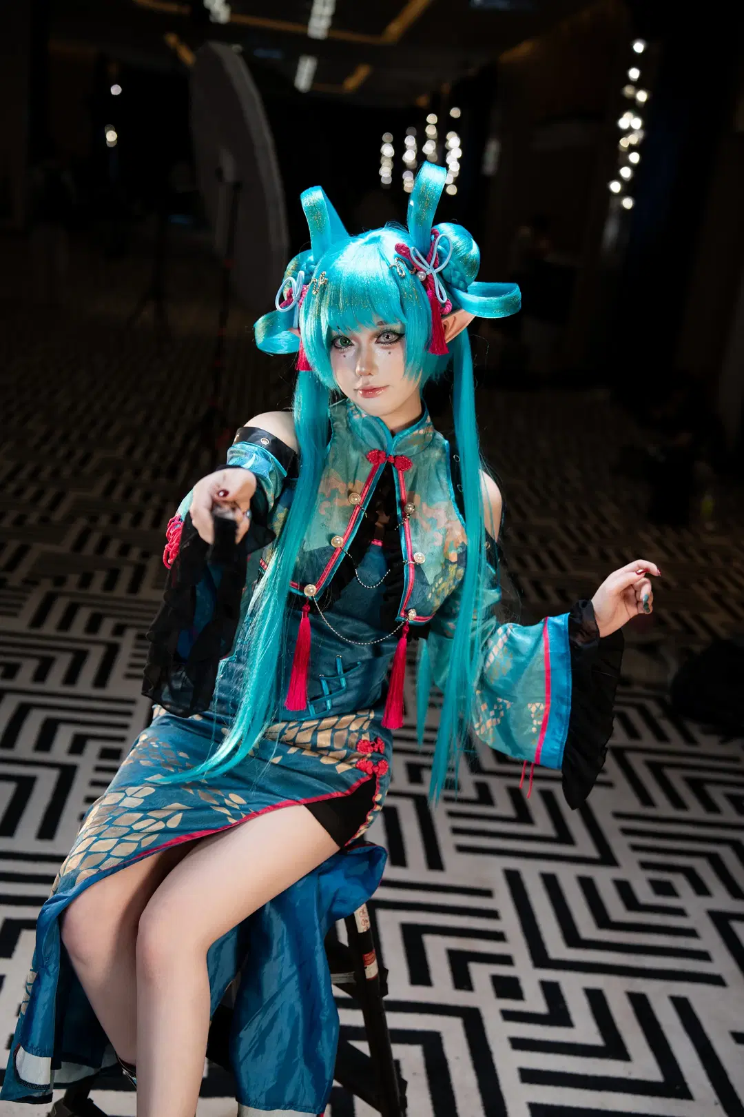 [Hatsune Miku cosplay] Year of the Snake Qipao Meets Elf ears: A Chinese-Style Collision by 小小波罗崽 - Image 5