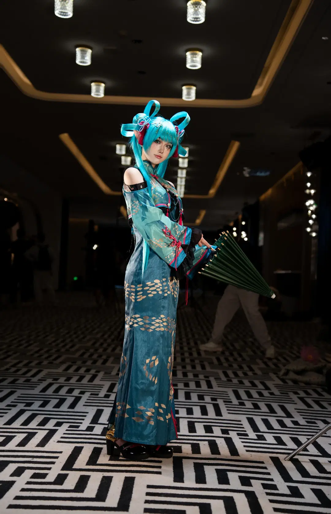 [Hatsune Miku cosplay] Year of the Snake Qipao Meets Elf ears: A Chinese-Style Collision by 小小波罗崽 - Image 7