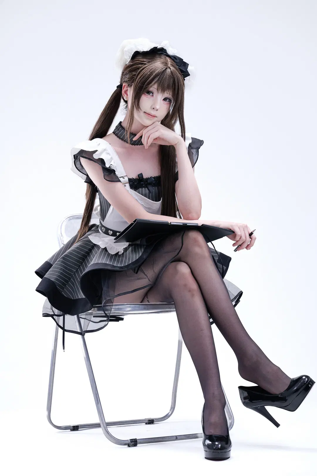 白黒ストライプのメイド服に黒ストッキングとハイヒール、白ホリで魅せるダーク調グラビア - 肉松 - 3枚目