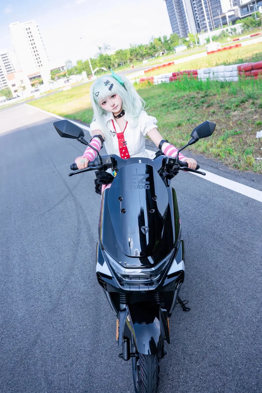 【千夏cos】打卡絕區零雅迪聯動，騎上白鯊二代逛新艾利都 - 灵白💕 - 第2張