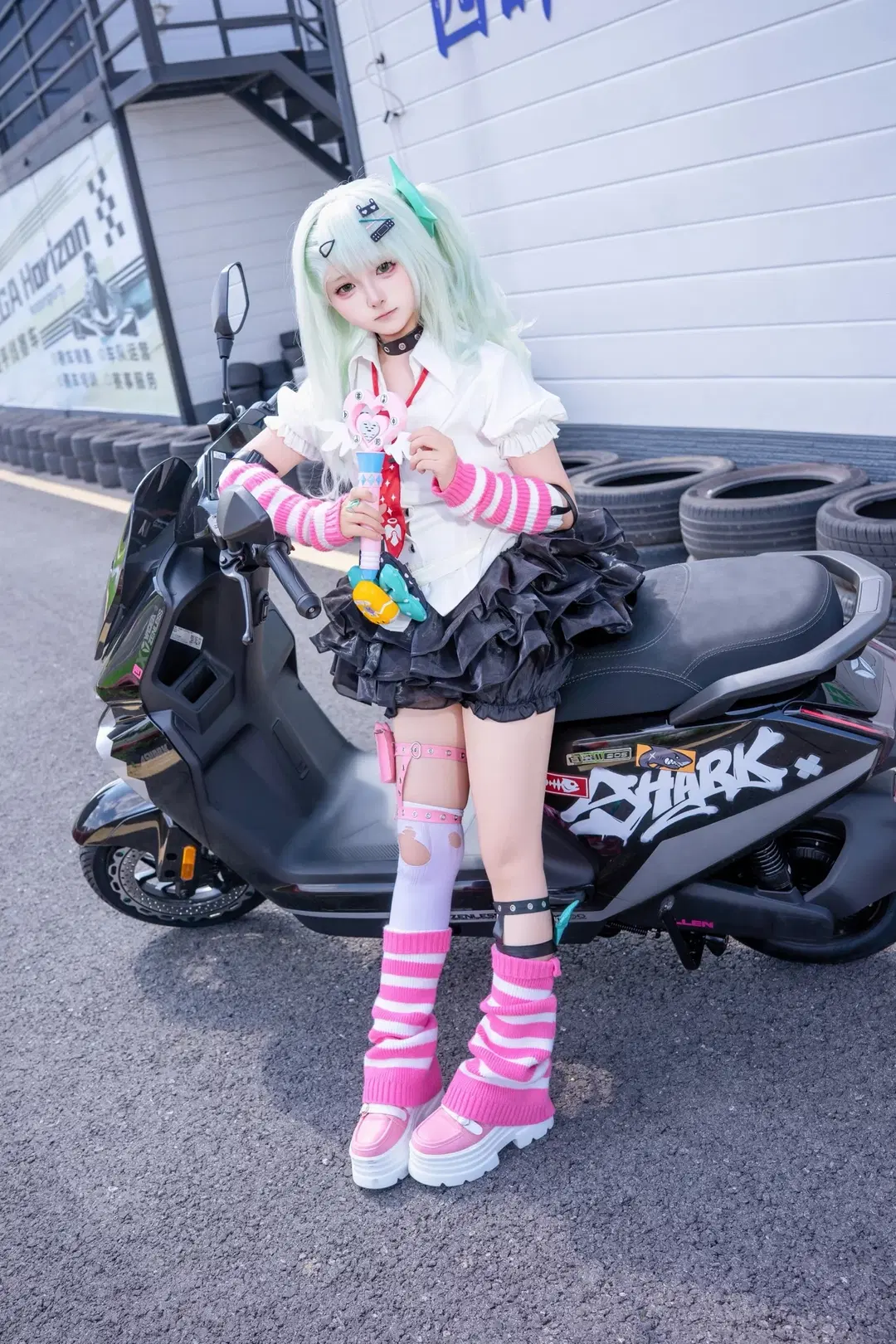 【千夏cos】打卡絕區零雅迪聯動，騎上白鯊二代逛新艾利都 - 灵白💕 - 第3張