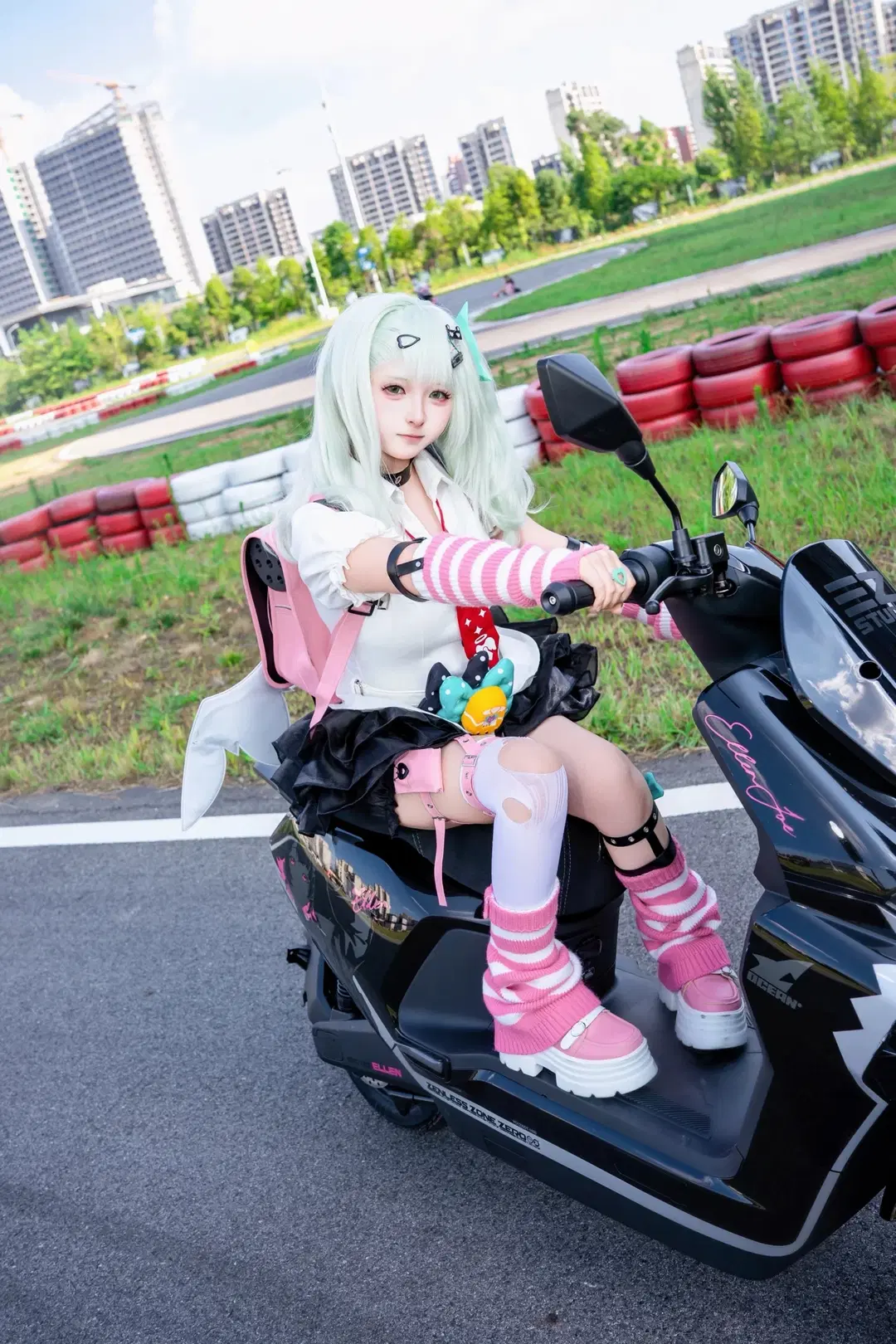【千夏cos】打卡絕區零雅迪聯動，騎上白鯊二代逛新艾利都 - 灵白💕 - 第4張