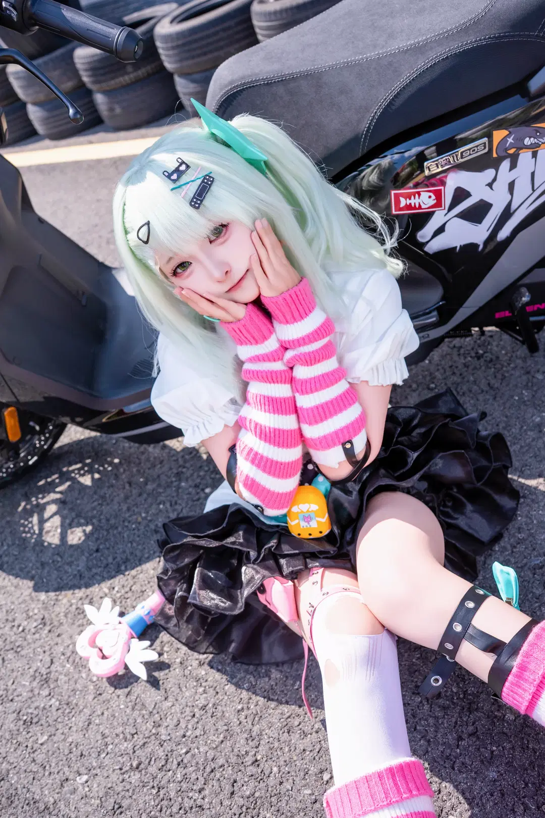 【千夏cos】打卡絕區零雅迪聯動，騎上白鯊二代逛新艾利都 - 灵白💕 - 第6張