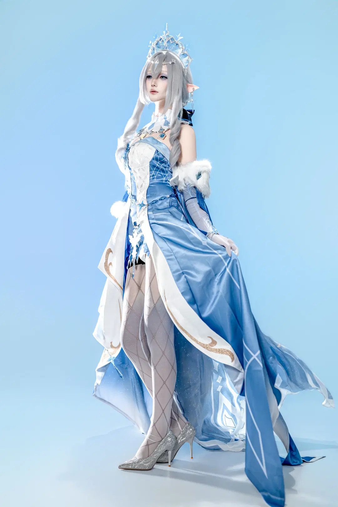 [Tsaritsa cosplay] The Majesty and Frigid Elegance of Snezhnaya by 易57 - Image 3