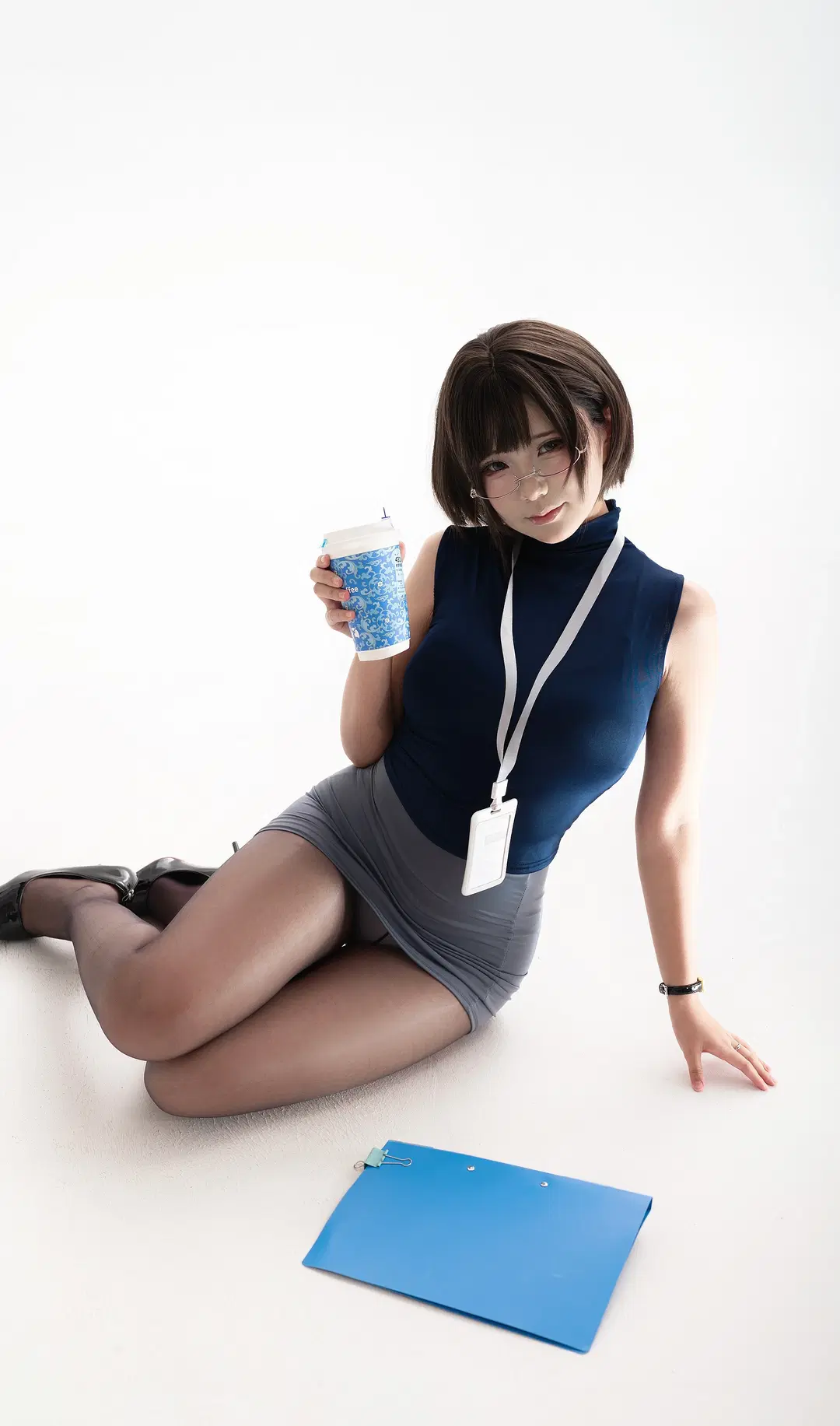 白ホリ撮影のOLコーデ写真、ダークブルーのハイネックとグレースカートの上品な組み合わせ - 星亦如塵 - 2枚目