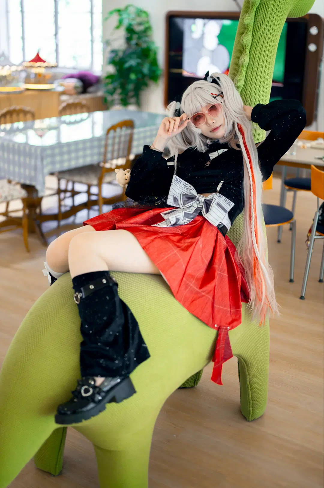 银发红裙的日常感偶像风纪实写真 - 星亦如塵 - 第7张