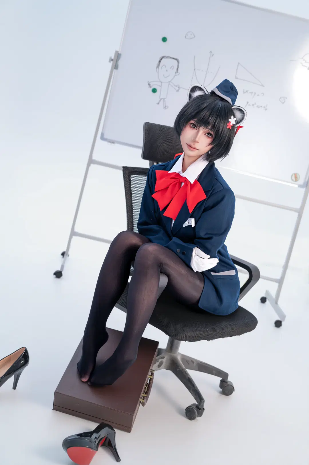 【ツバキ（案内役）コスプレ】社畜OLのサボり時間：深藍の制服と黒ストッキングの誘惑 - 小雨幺幺零 - 2枚目