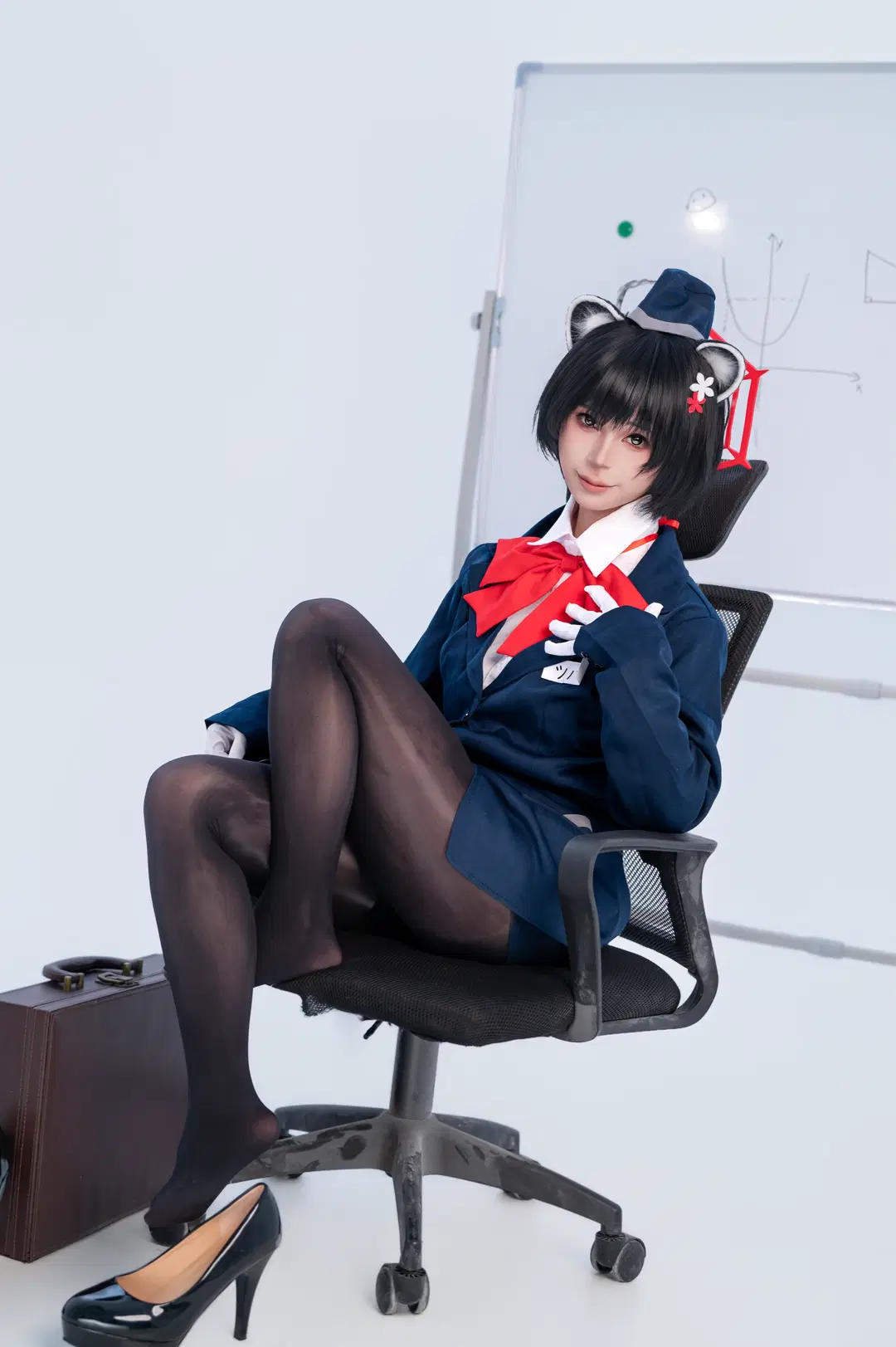 【ツバキ（案内役）コスプレ】社畜OLのサボり時間：深藍の制服と黒ストッキングの誘惑 - 小雨幺幺零 - 3枚目