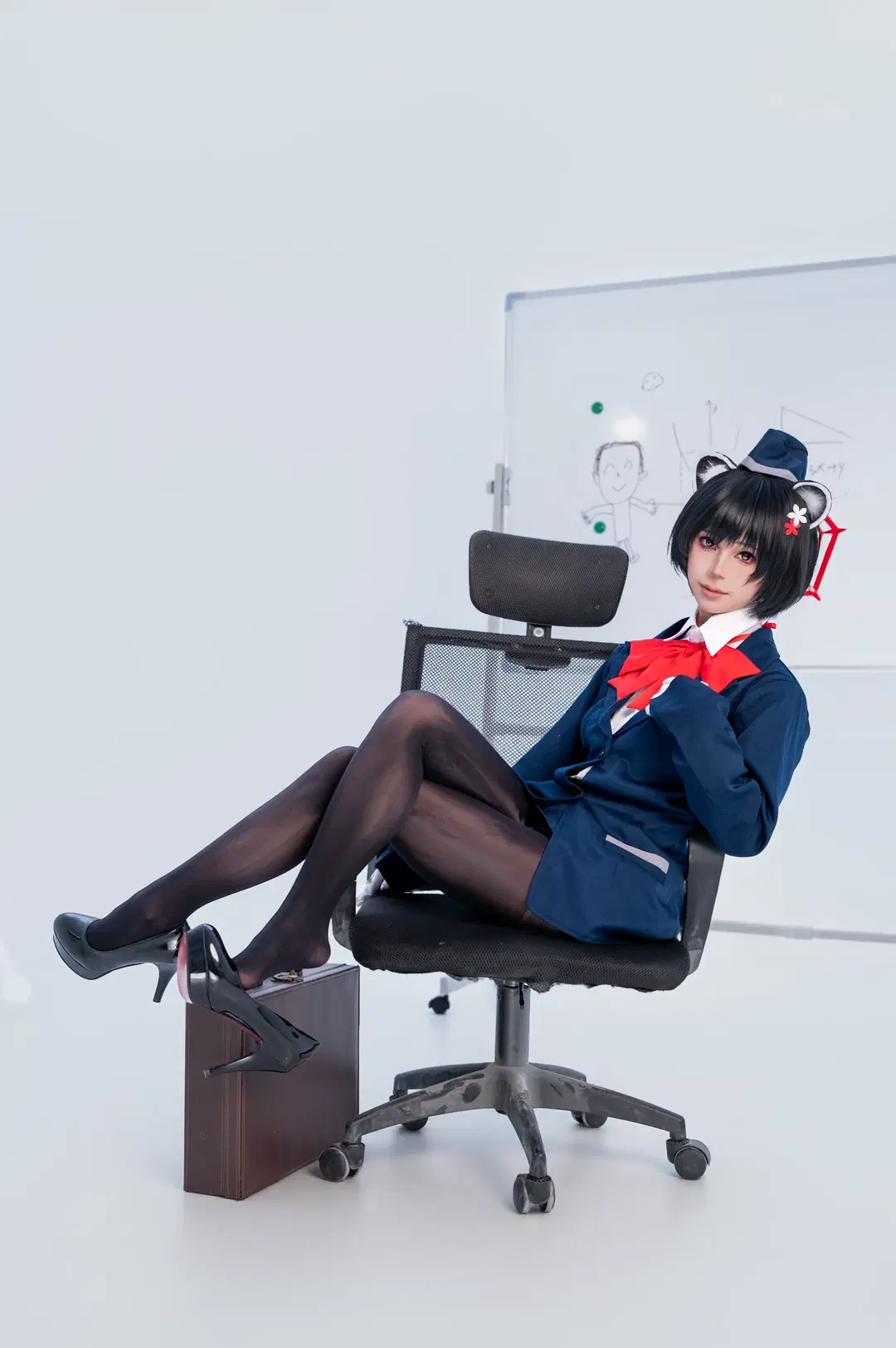 【ツバキ（案内役）コスプレ】社畜OLのサボり時間：深藍の制服と黒ストッキングの誘惑 - 小雨幺幺零 - 4枚目
