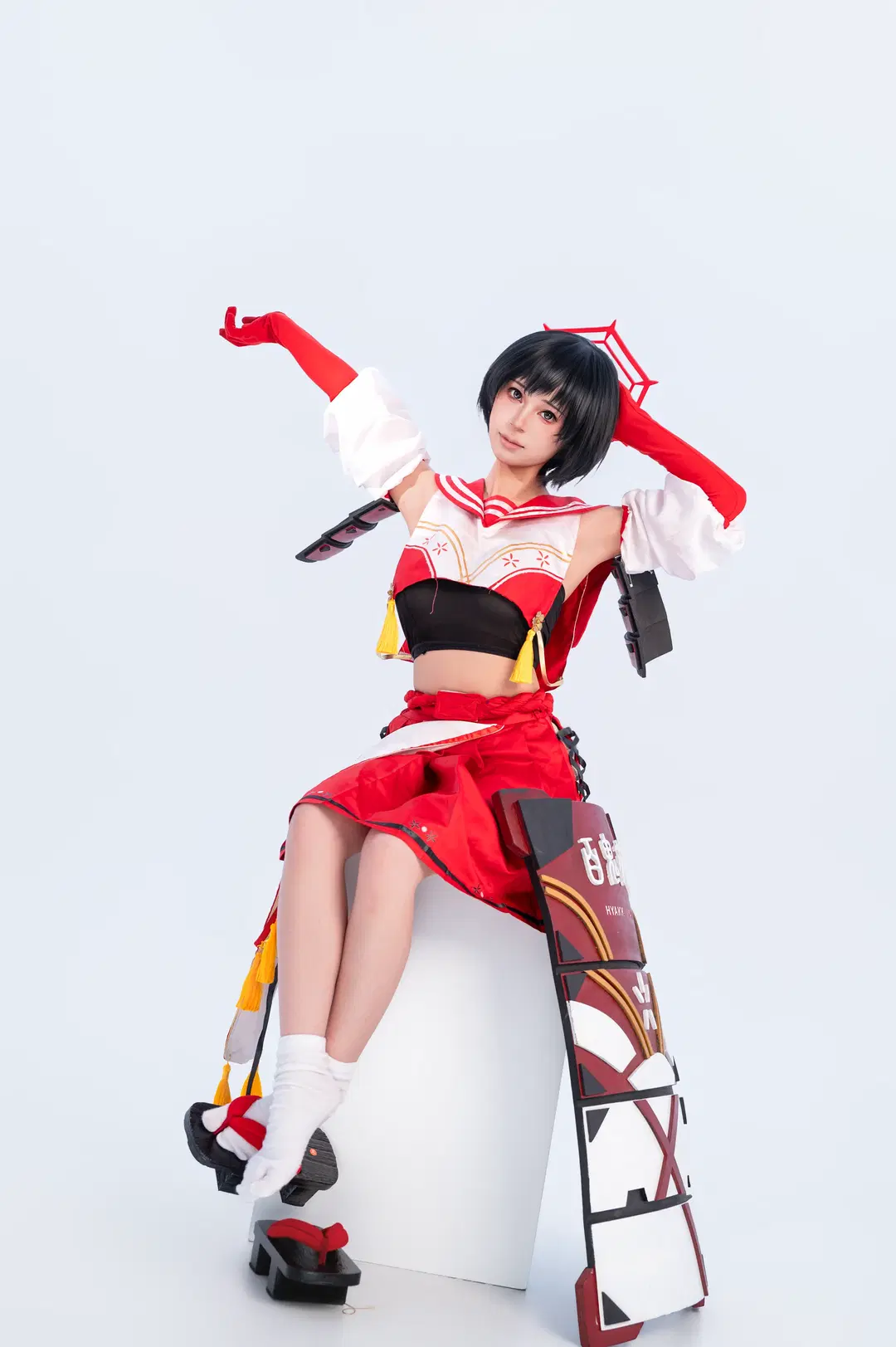 Kasuga Tsubaki cosplay: Red and White Sailor Suit with the Hyakki Yagyo Shield in White Studio by 小雨幺幺零 - Image 3