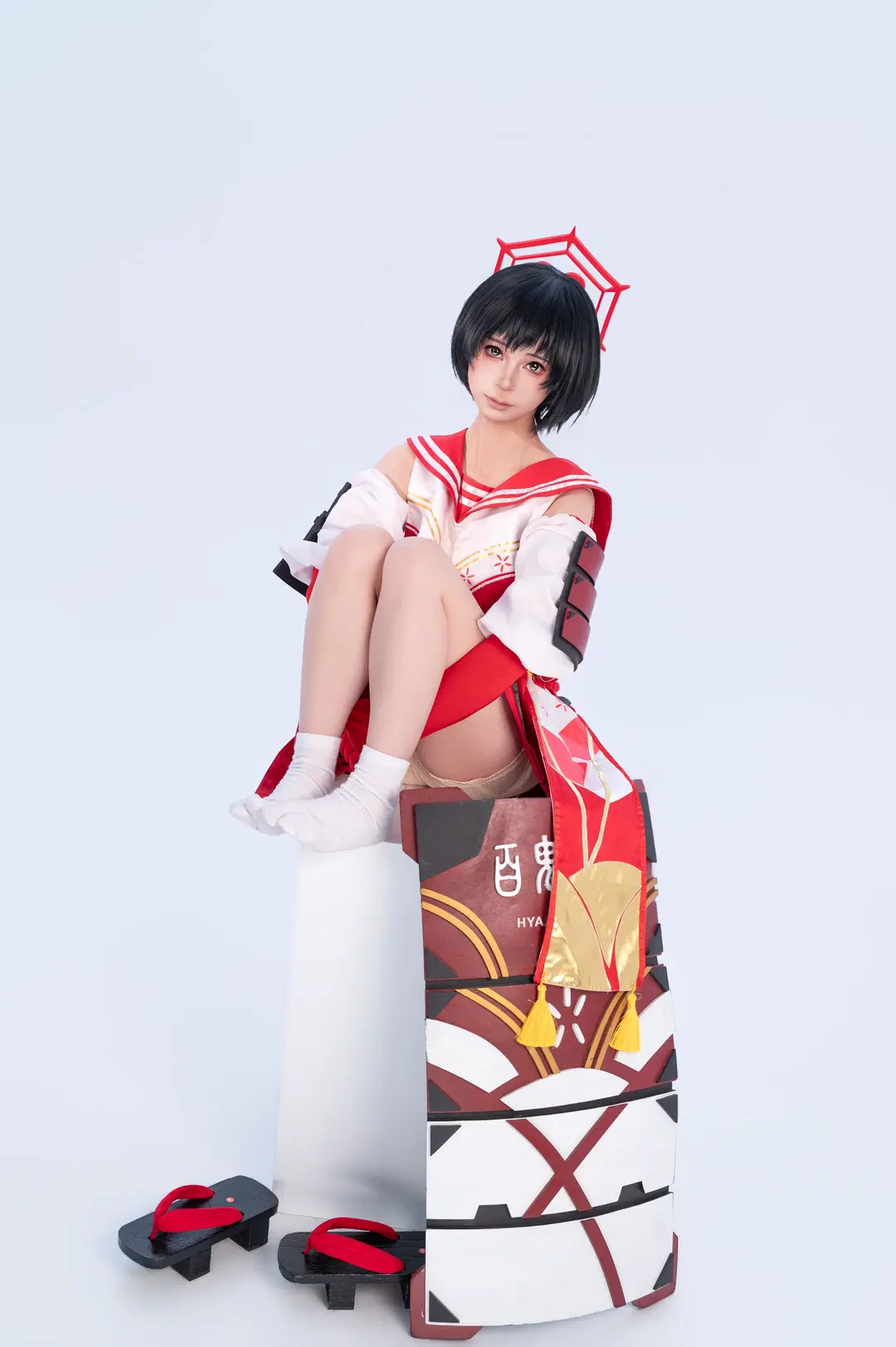 Kasuga Tsubaki cosplay: Red and White Sailor Suit with the Hyakki Yagyo Shield in White Studio by 小雨幺幺零 - Image 4