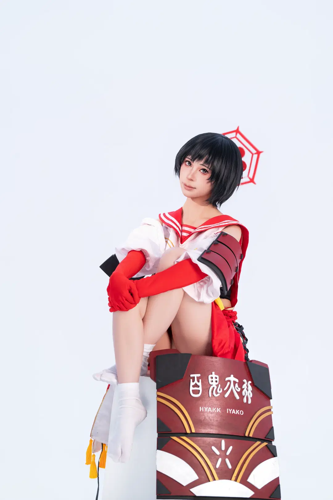 Kasuga Tsubaki cosplay: Red and White Sailor Suit with the Hyakki Yagyo Shield in White Studio by 小雨幺幺零 - Image 5