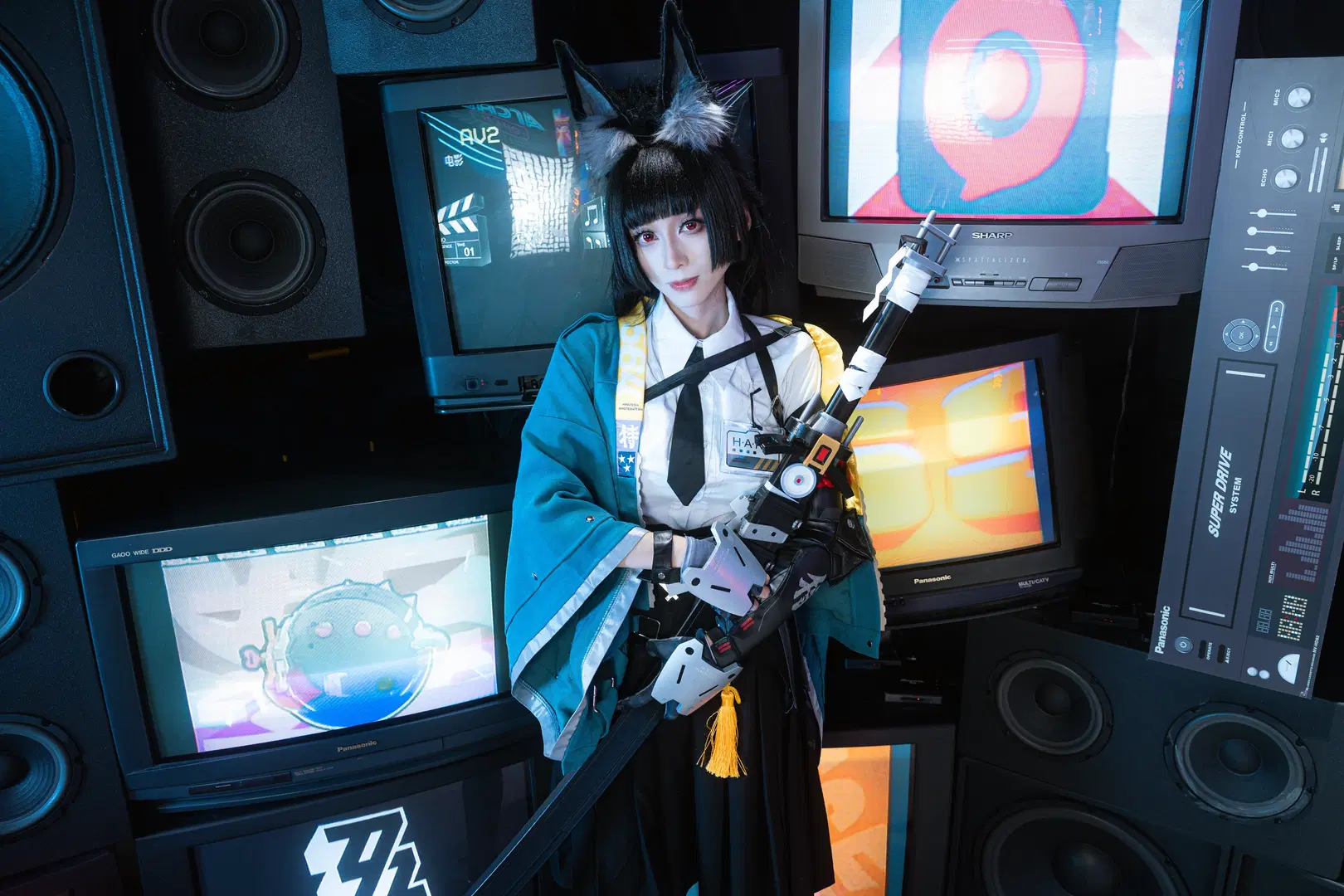 【星見雅コスプレ】レトロテレビの壁の前に佇むサイバーテックウェア、メカニカルアームの存在感が圧巻 - 好人一胎8个 - 8枚目