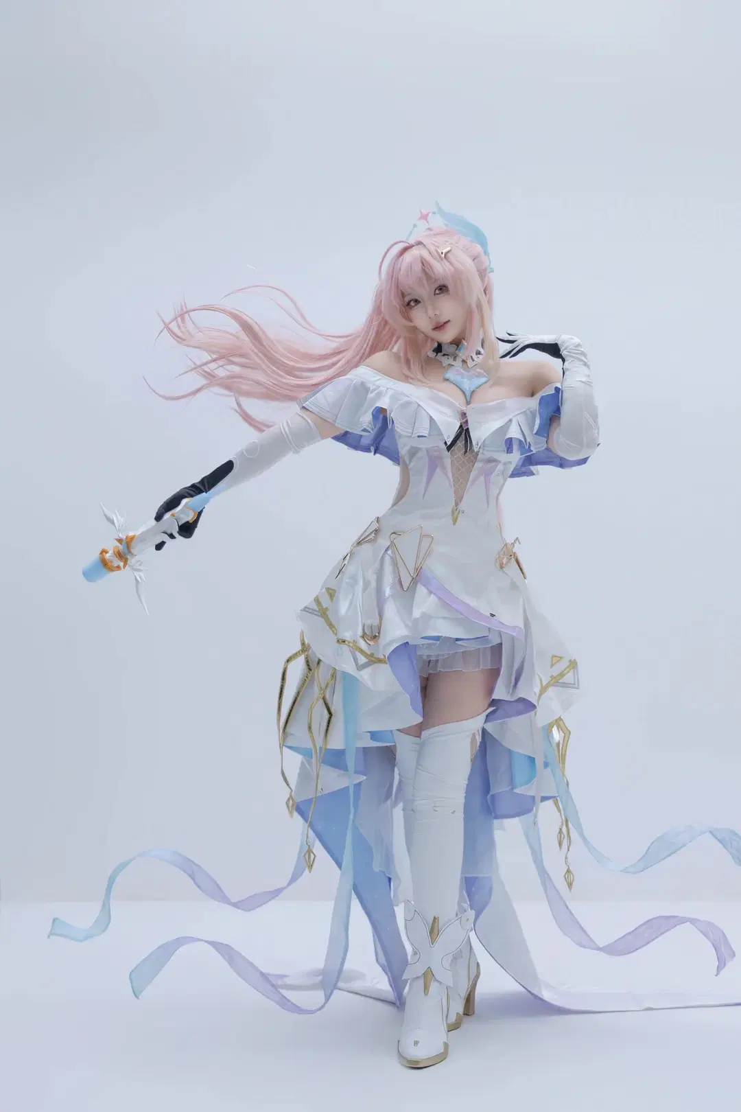 【爱弥斯cos】鸣潮飞行雪绒，蓝白光影中的灵动魔法