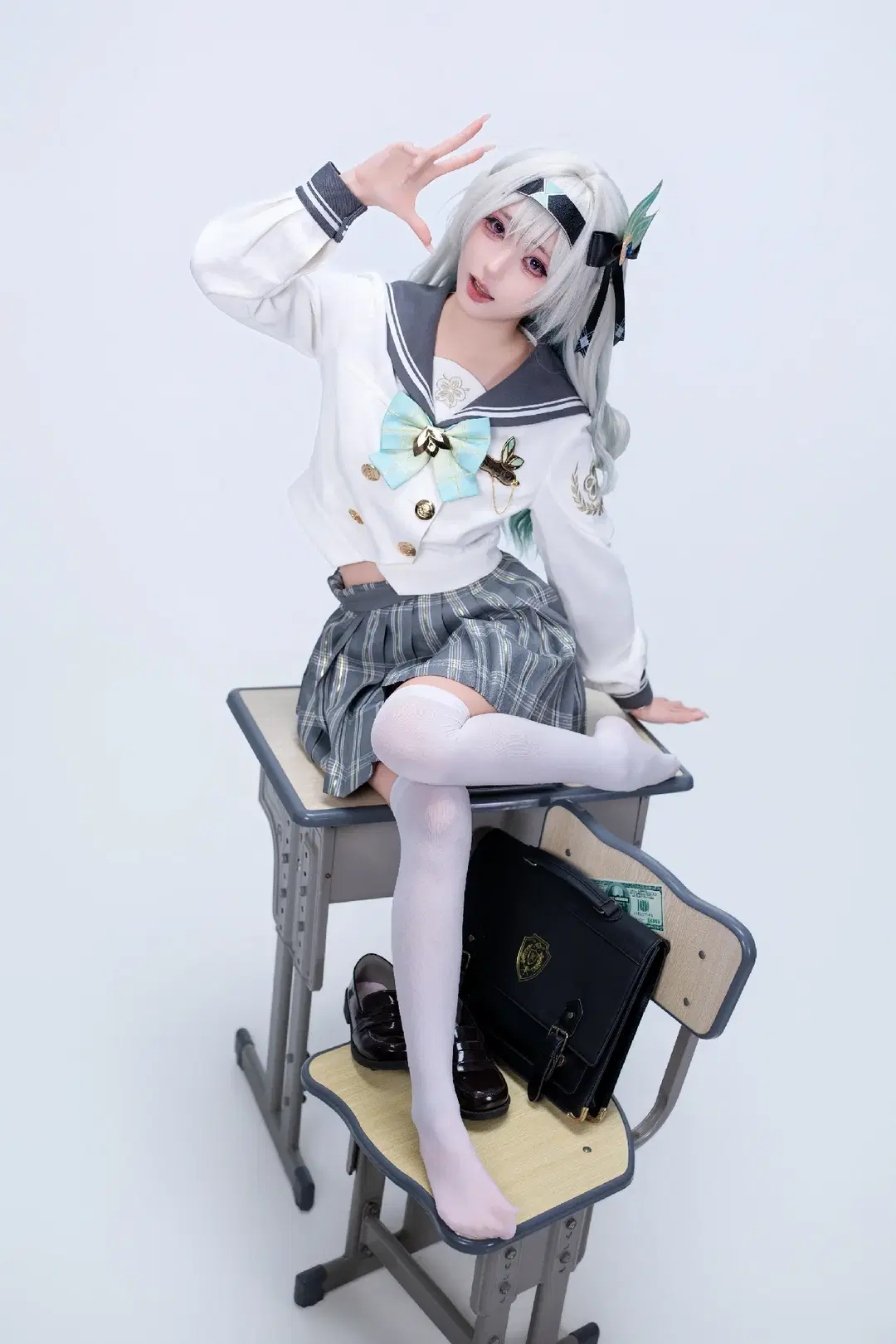 【流萤cos】崩坏星穹铁道 课桌椅上的白丝水手服校园风 - 糟糕炒饭 - 第2张