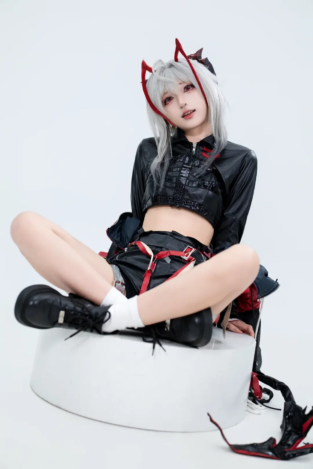 [Wishadel cosplay] Red and Black Techwear Leather Texture Pushed to the Limit: Wishadel from Arknights
