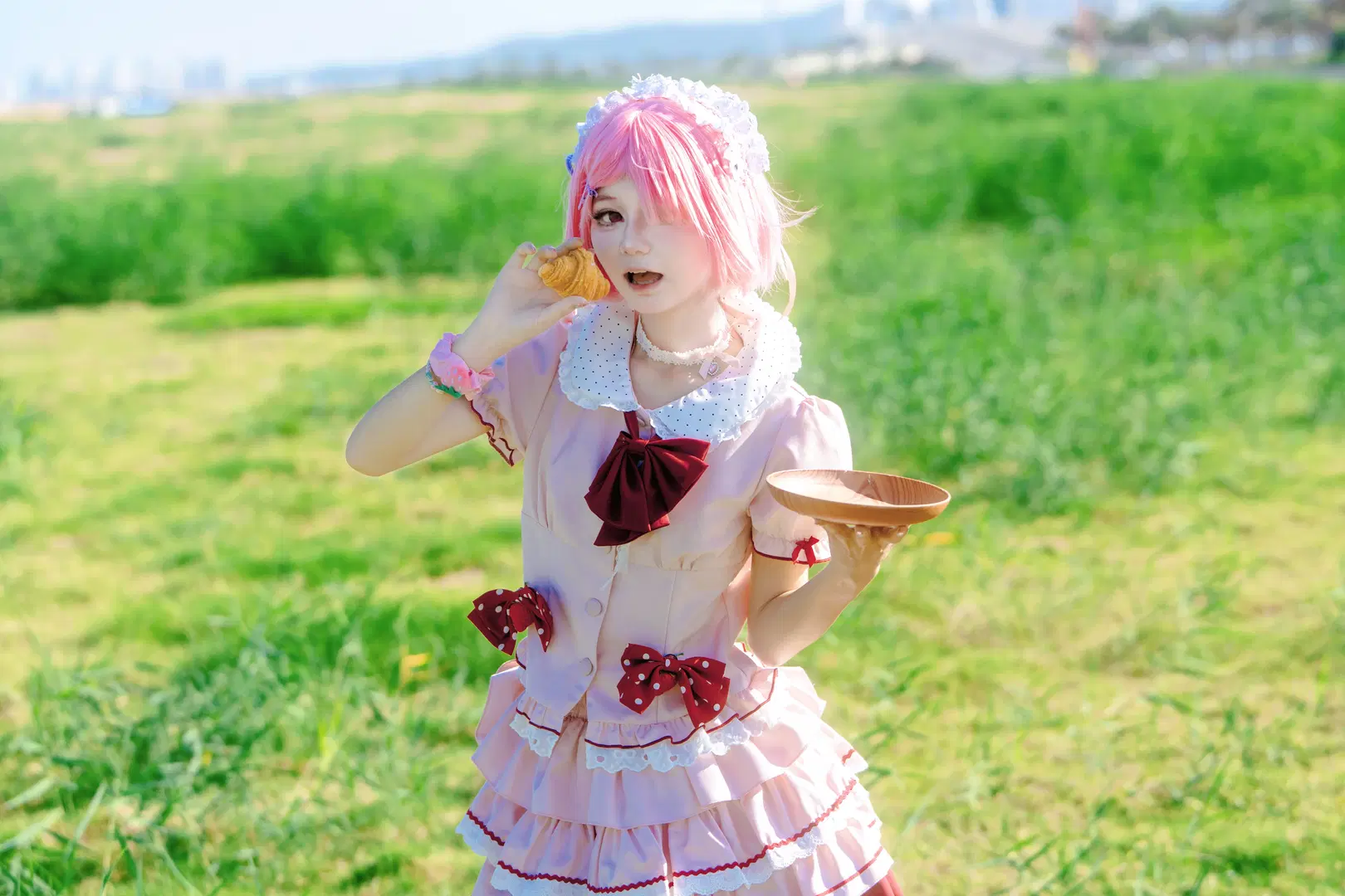 【ラムコスプレ】夏の草地に佇むピンクの少女、愛らしさと元気いっぱいの輝き - 程山 - 2枚目