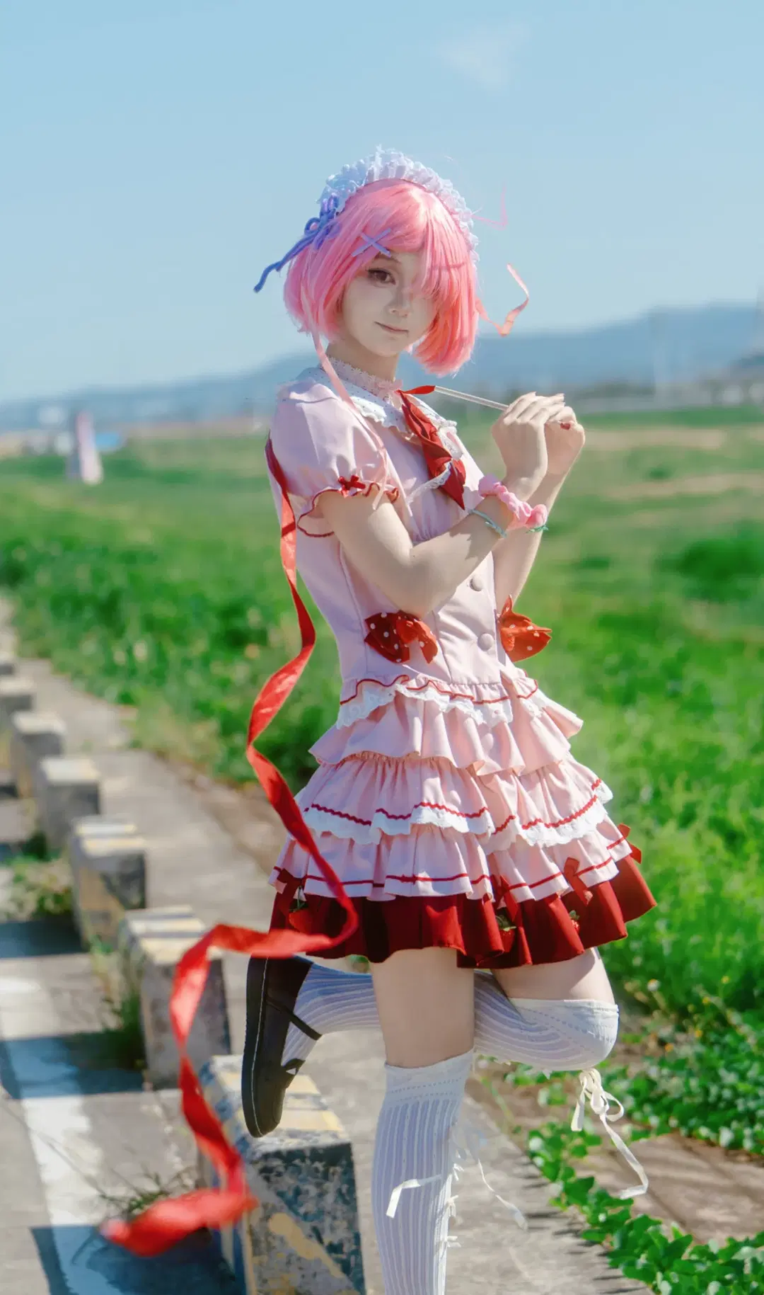 【ラムコスプレ】夏の草地に佇むピンクの少女、愛らしさと元気いっぱいの輝き - 程山 - 4枚目