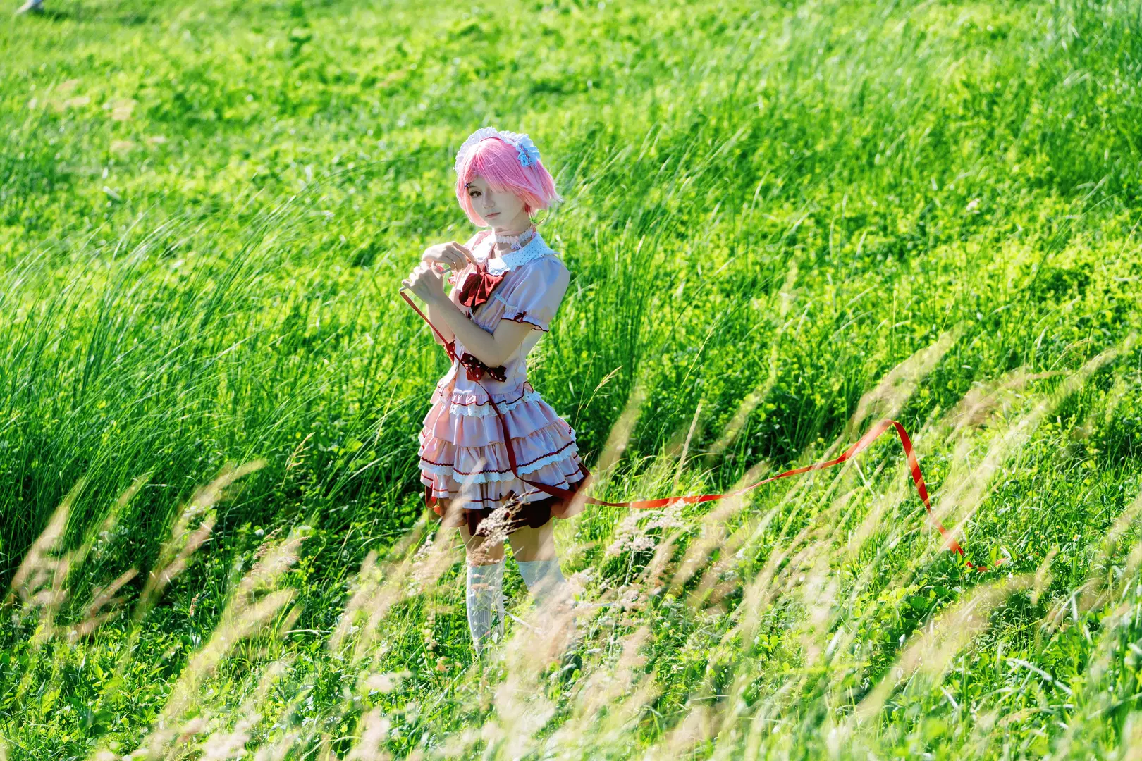 【ラムコスプレ】夏の草地に佇むピンクの少女、愛らしさと元気いっぱいの輝き - 程山 - 6枚目