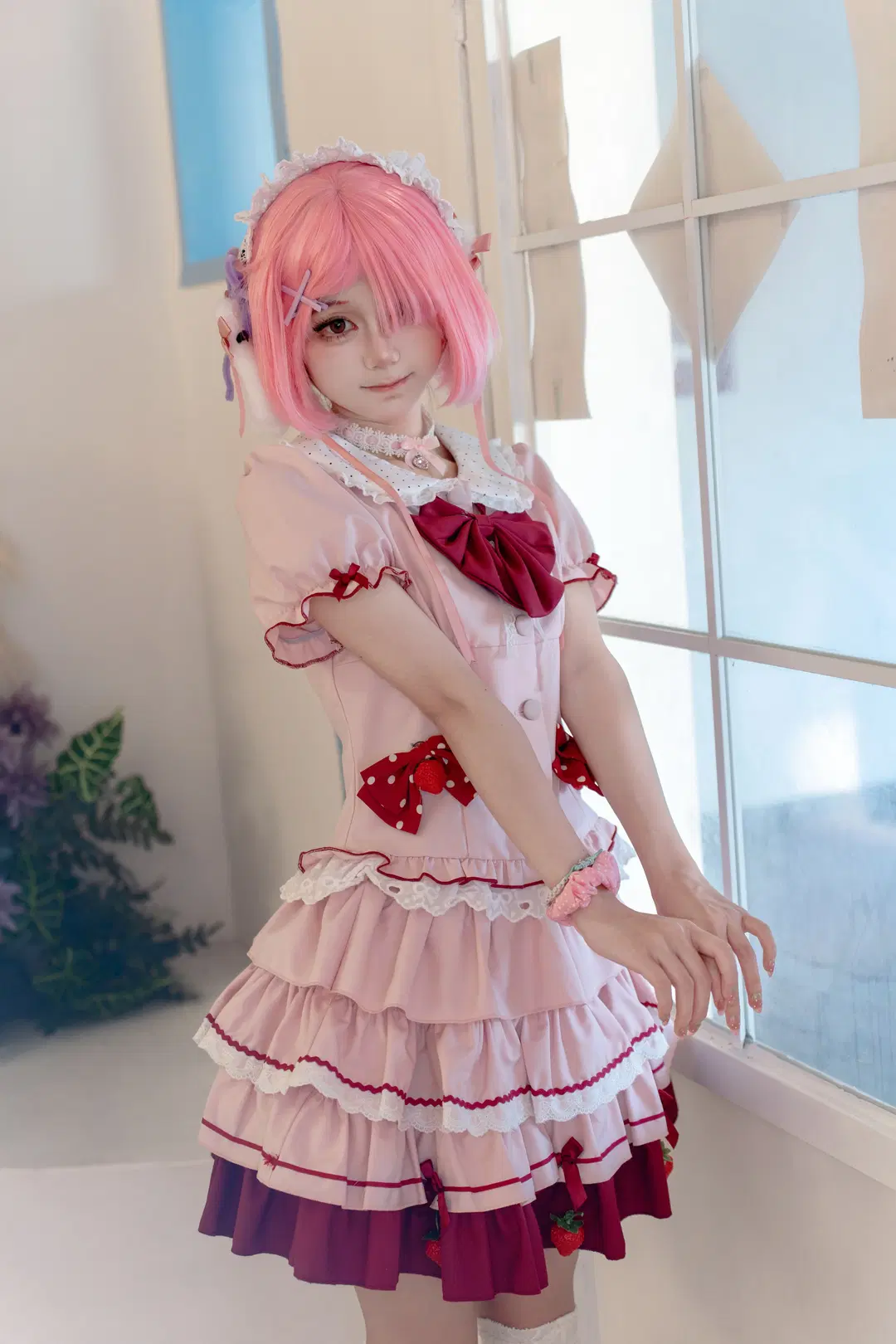 [Ram cosplay] Maid Costume Details and Posing Reference in a Pink Café by 程山 - Image 3