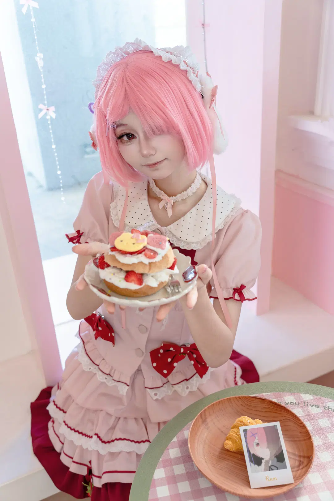 [Ram cosplay] Maid Costume Details and Posing Reference in a Pink Café by 程山 - Image 4