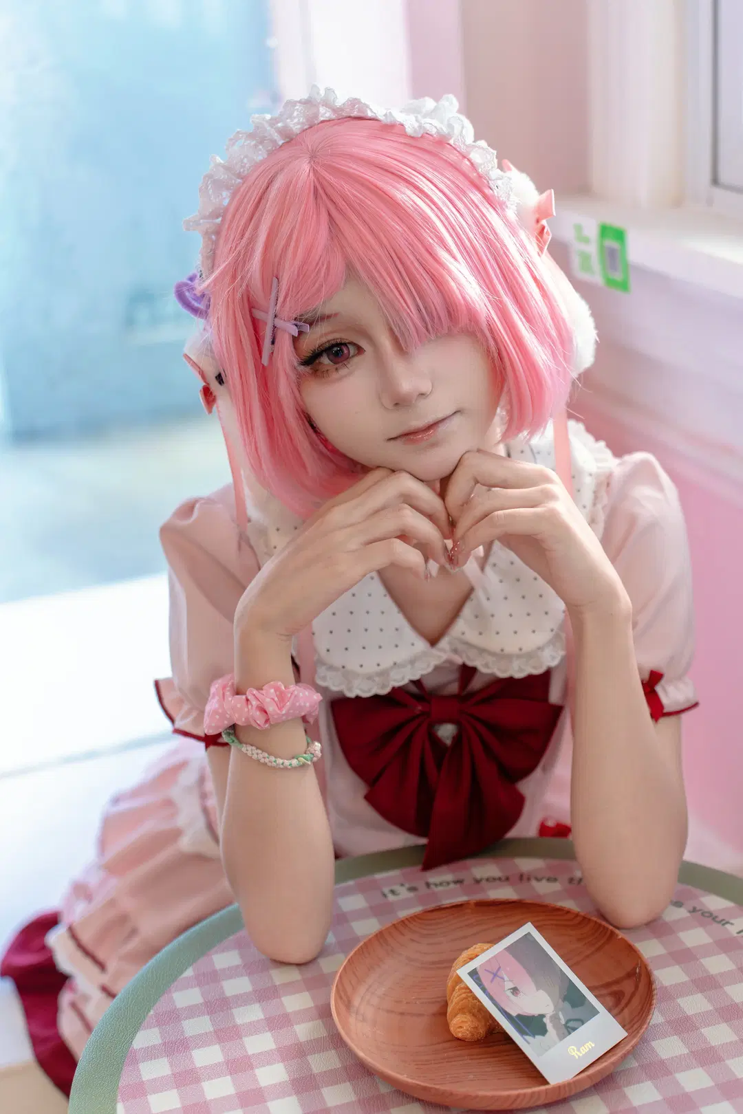 [Ram cosplay] Maid Costume Details and Posing Reference in a Pink Café by 程山 - Image 5