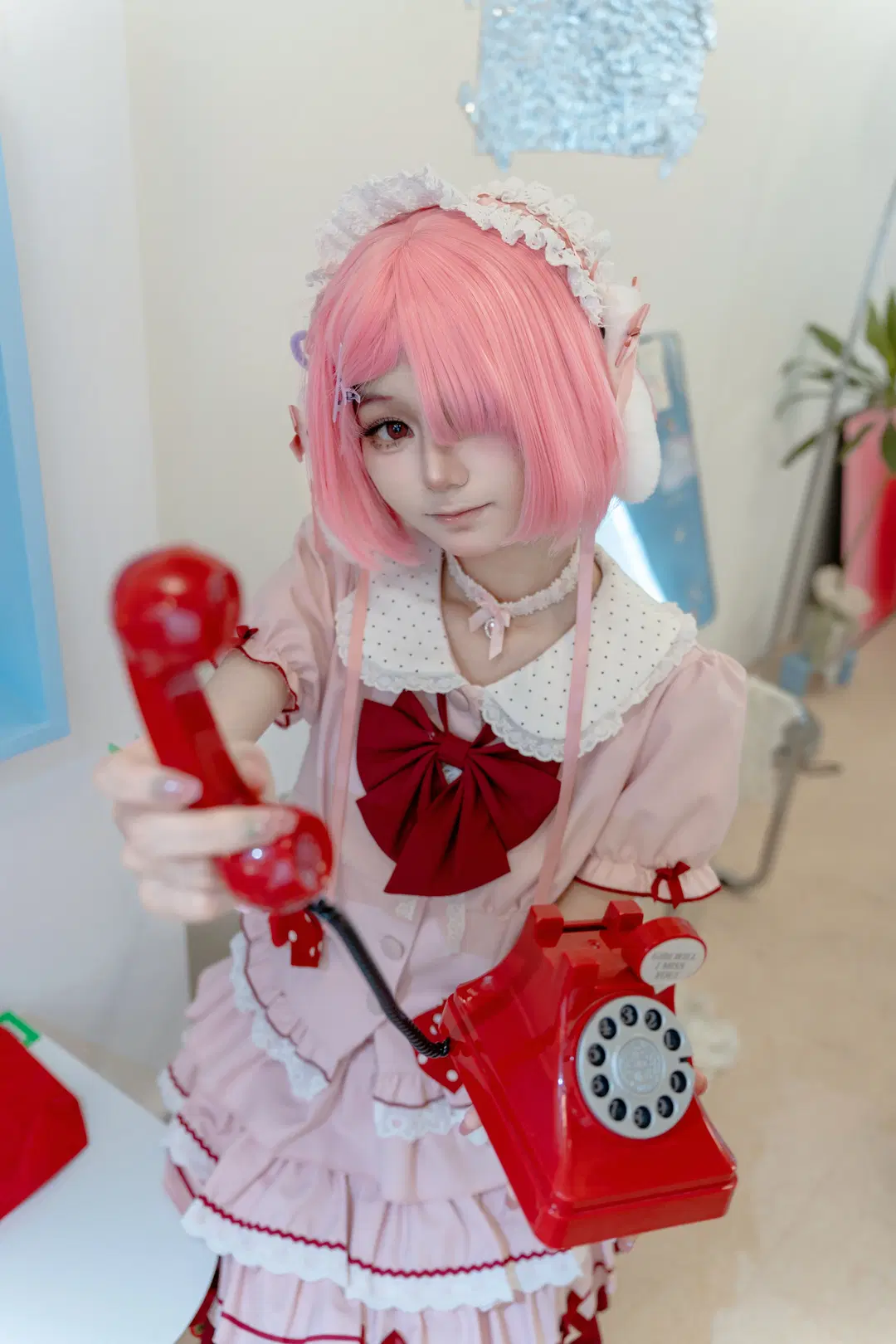 [Ram cosplay] Maid Costume Details and Posing Reference in a Pink Café by 程山 - Image 6