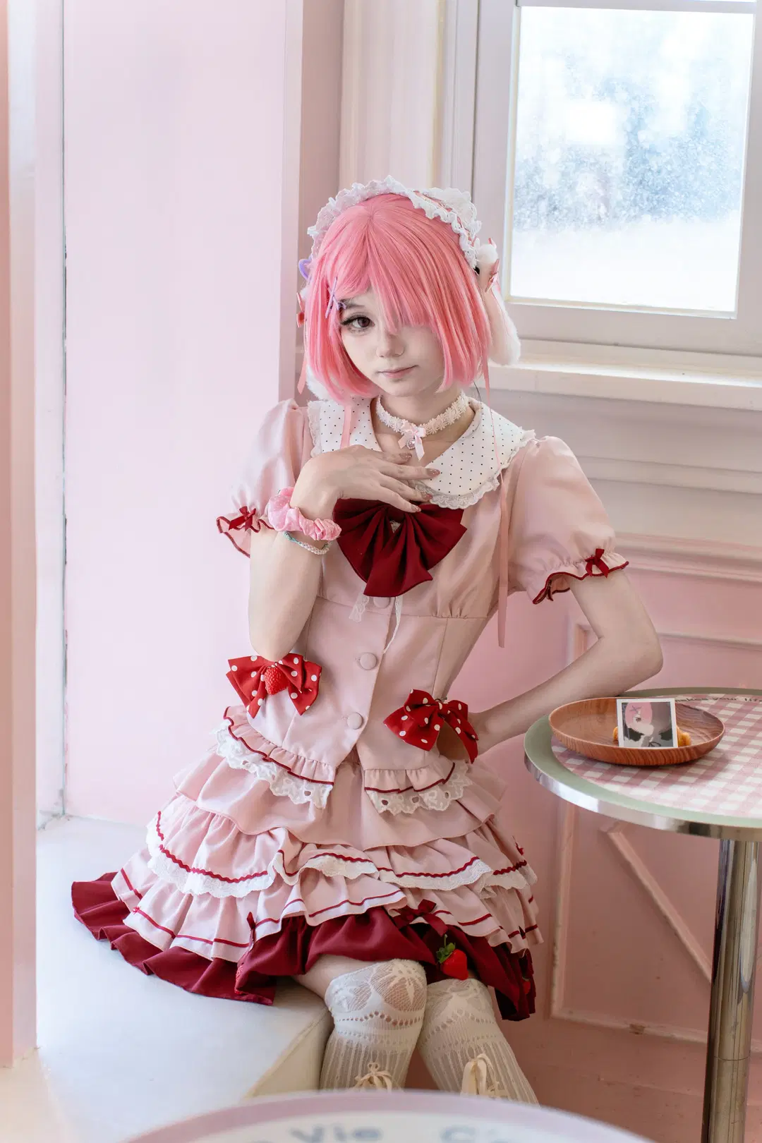 [Ram cosplay] Maid Costume Details and Posing Reference in a Pink Café by 程山 - Image 7