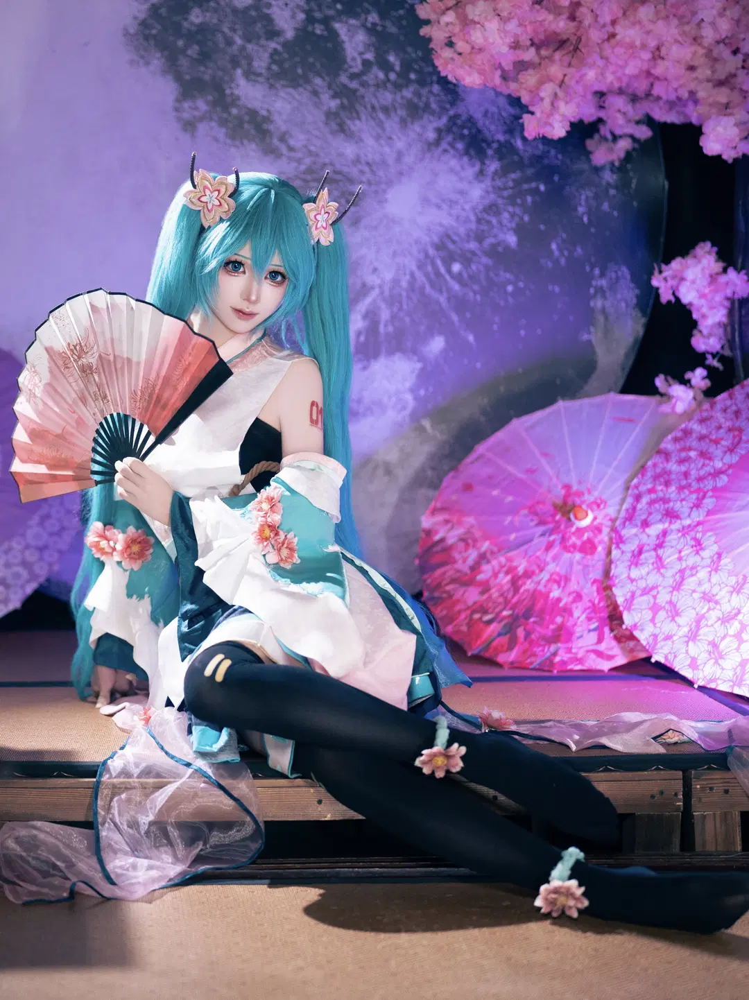【初音未来cos】和风樱花下的青色双马尾