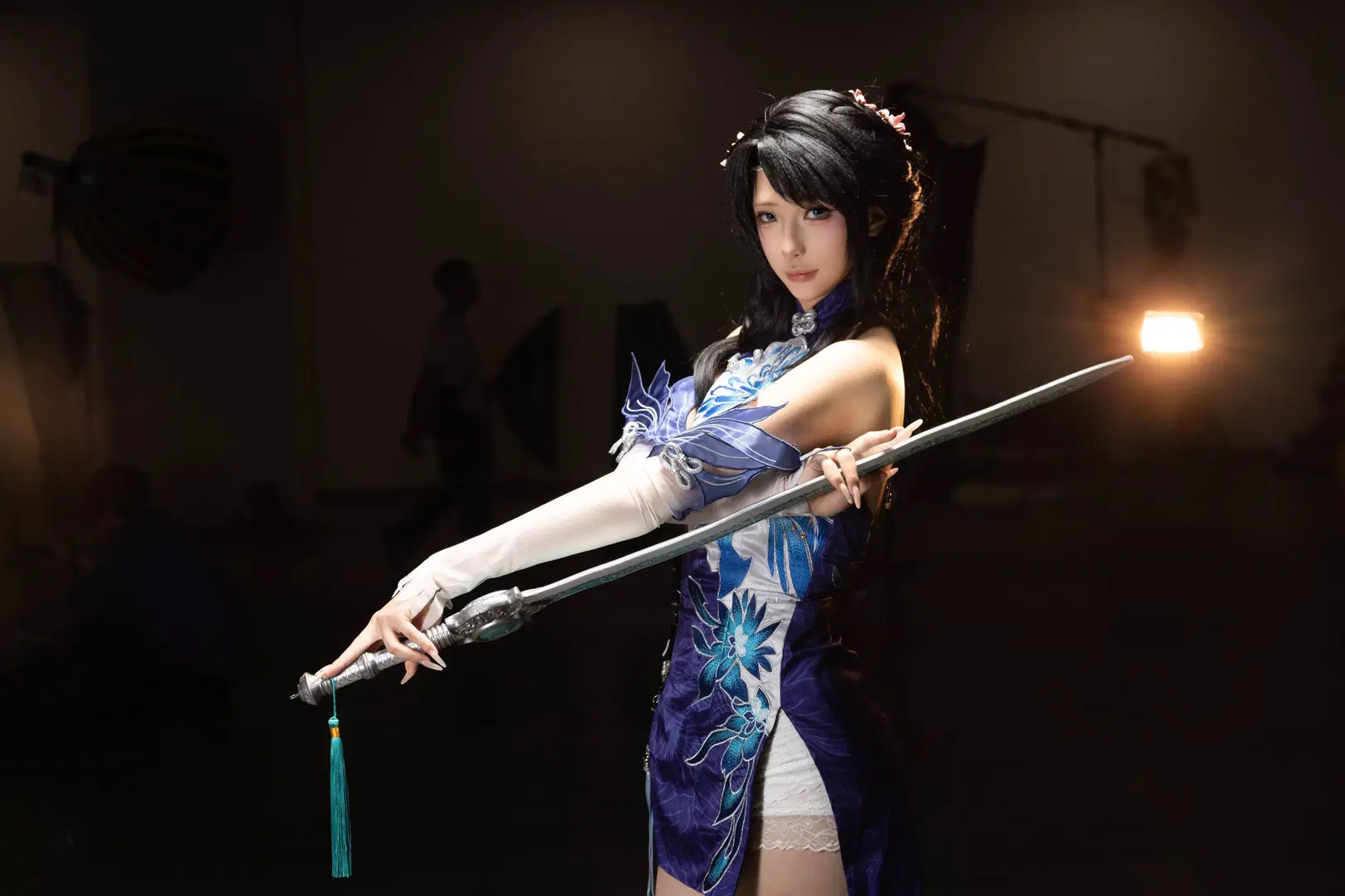[Yin Ziping cosplay] Lanting Yue's blue-and-purple Traditional Chinese style Qipao paired with a long sword maxes out the atmospheric vibe by 清风摄影人V - Image 2