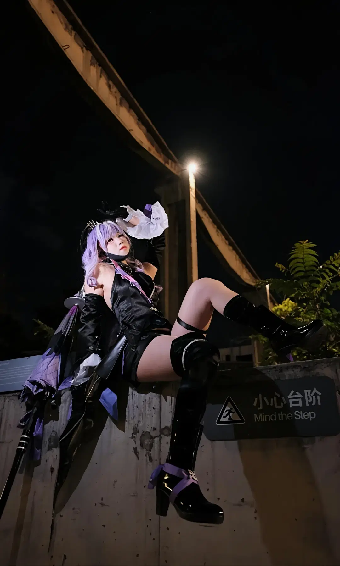 [Vivian cosplay] Zenless Zone Zero Korean cafe collaboration: Leather-clad mature beauty beneath the dark night by 玥什么紫 - Image 3