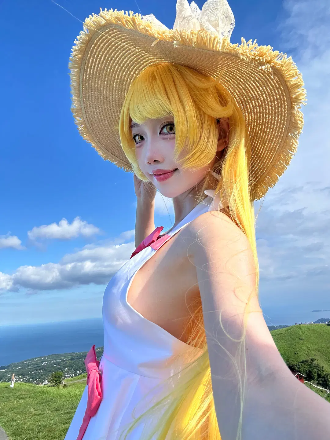 忍野忍cos, 户外cos, 海边外景, 金色假发, 草帽少女