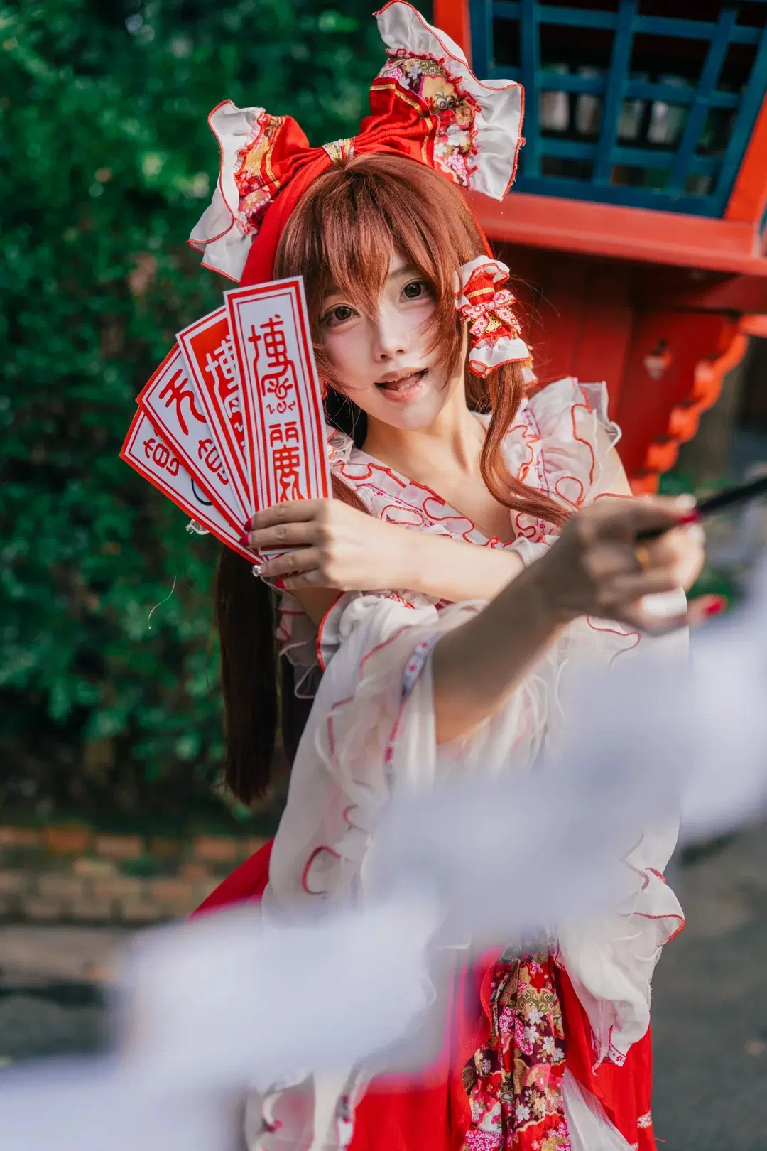 博麗靈夢cos, cosplay正片, 和風巫女, 符札道具, 紅白服飾
