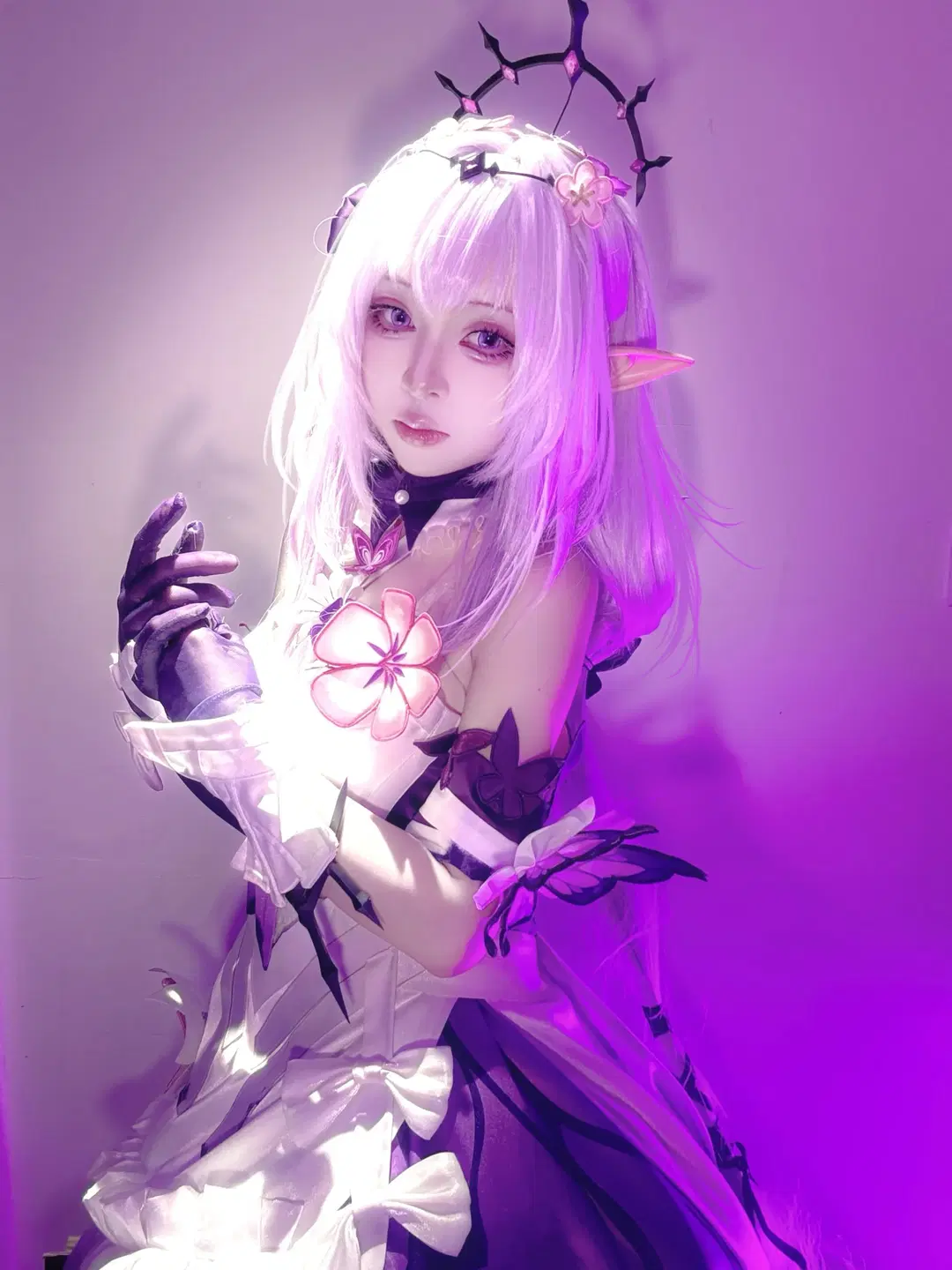 [Castorice cosplay] A Crown of Thorns and White Gown Beneath Violet Illumination by -矢量鱼- - Image 2