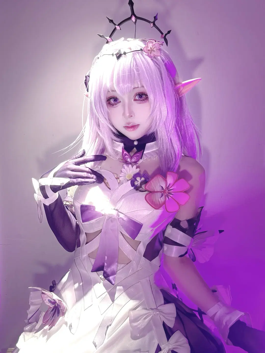 [Castorice cosplay] A Crown of Thorns and White Gown Beneath Violet Illumination by -矢量鱼- - Image 3