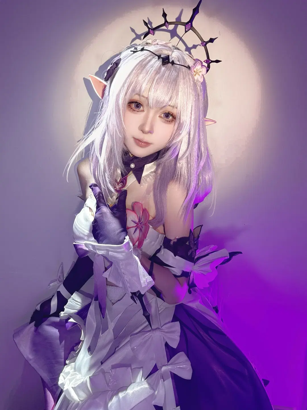 [Castorice cosplay] A Crown of Thorns and White Gown Beneath Violet Illumination