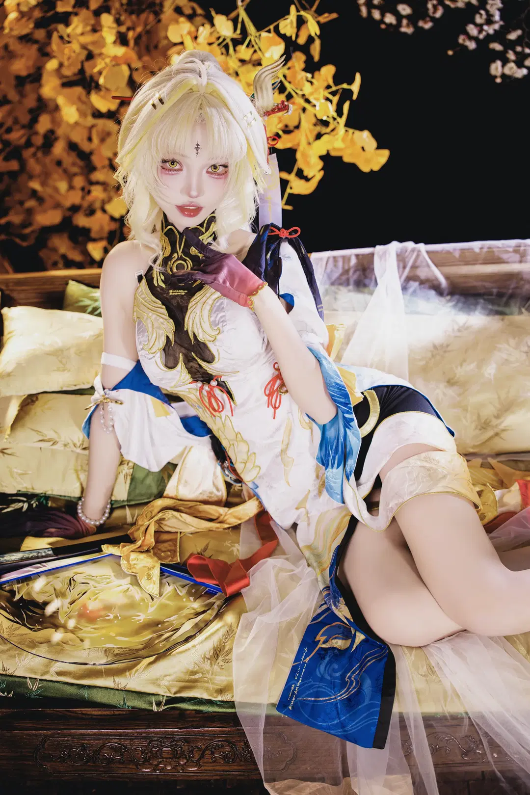 [Suisui cosplay] Wuthering Waves Chinese-style fantasy, tranquil moments beneath the ginkgo and moon by 茶包 - Image 2